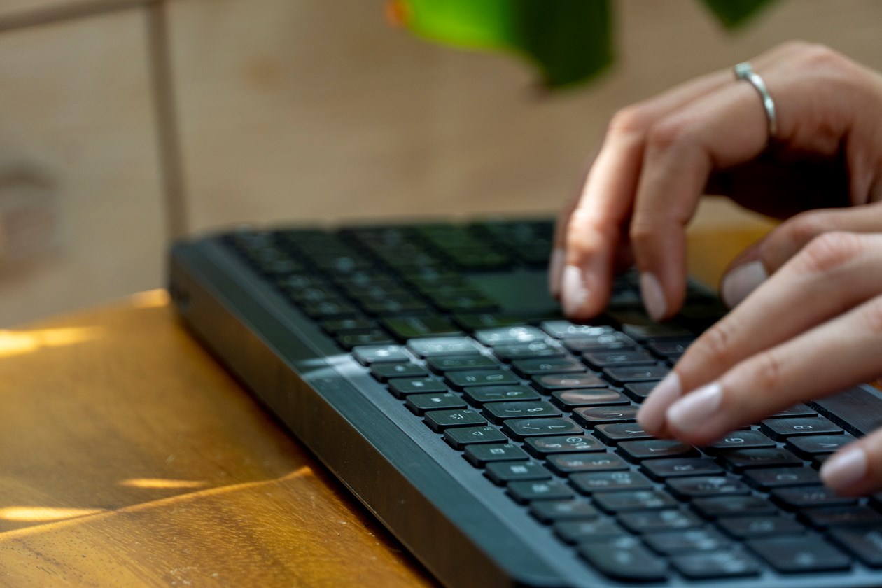 Kvinde skriver på tastatur
