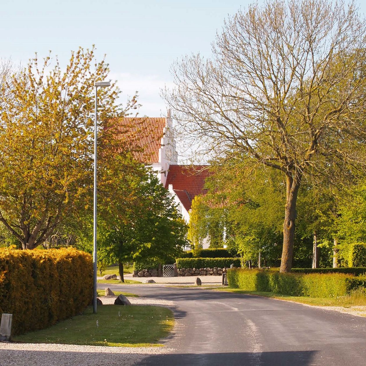 Gade i Skellerup med kirken i baggrunden