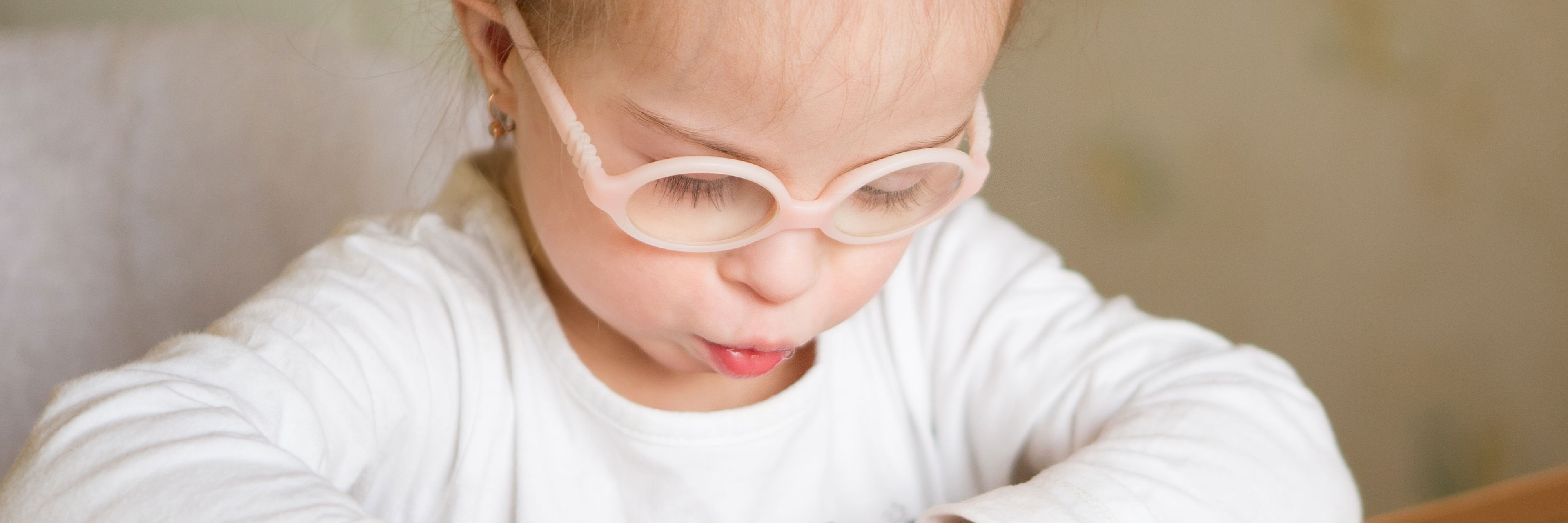 Pige koncentrerer sig om puslespil