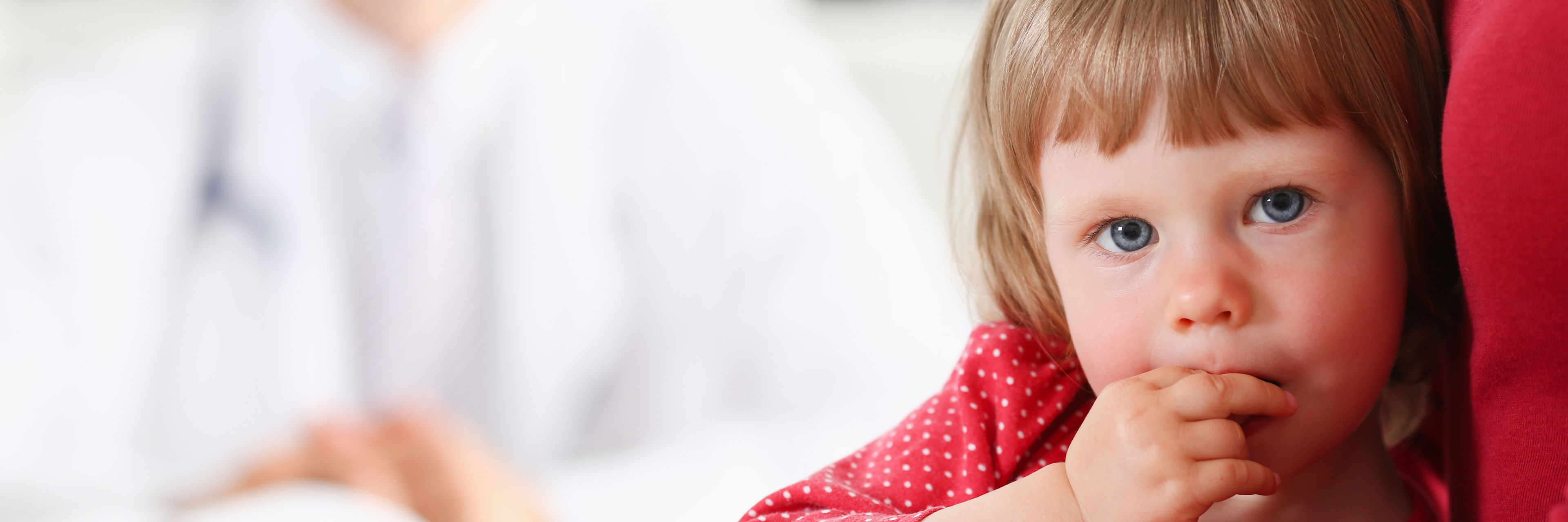 Barn og mor ved læge