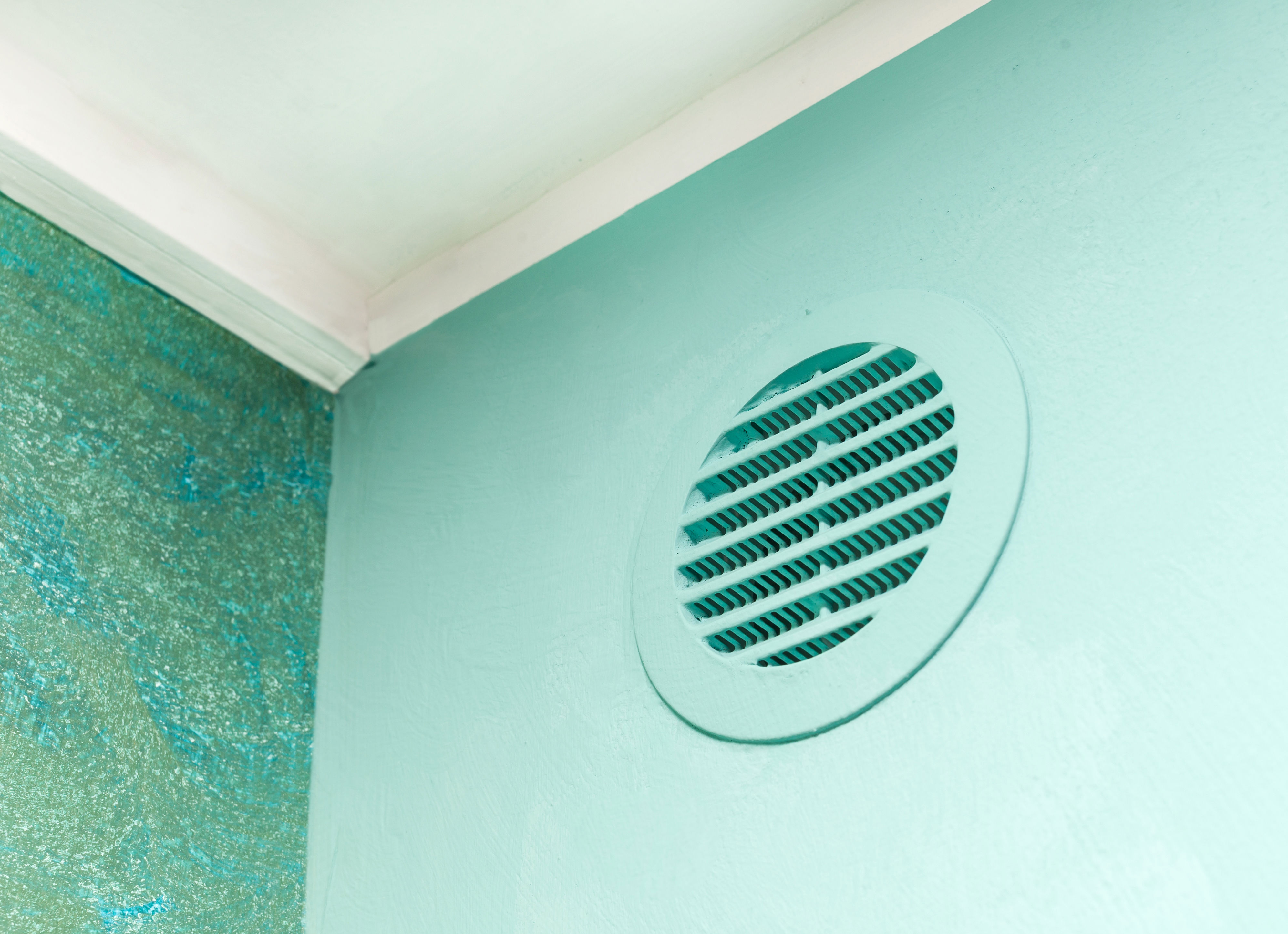 Loft og væg med en udsugningskanal i hjørnet