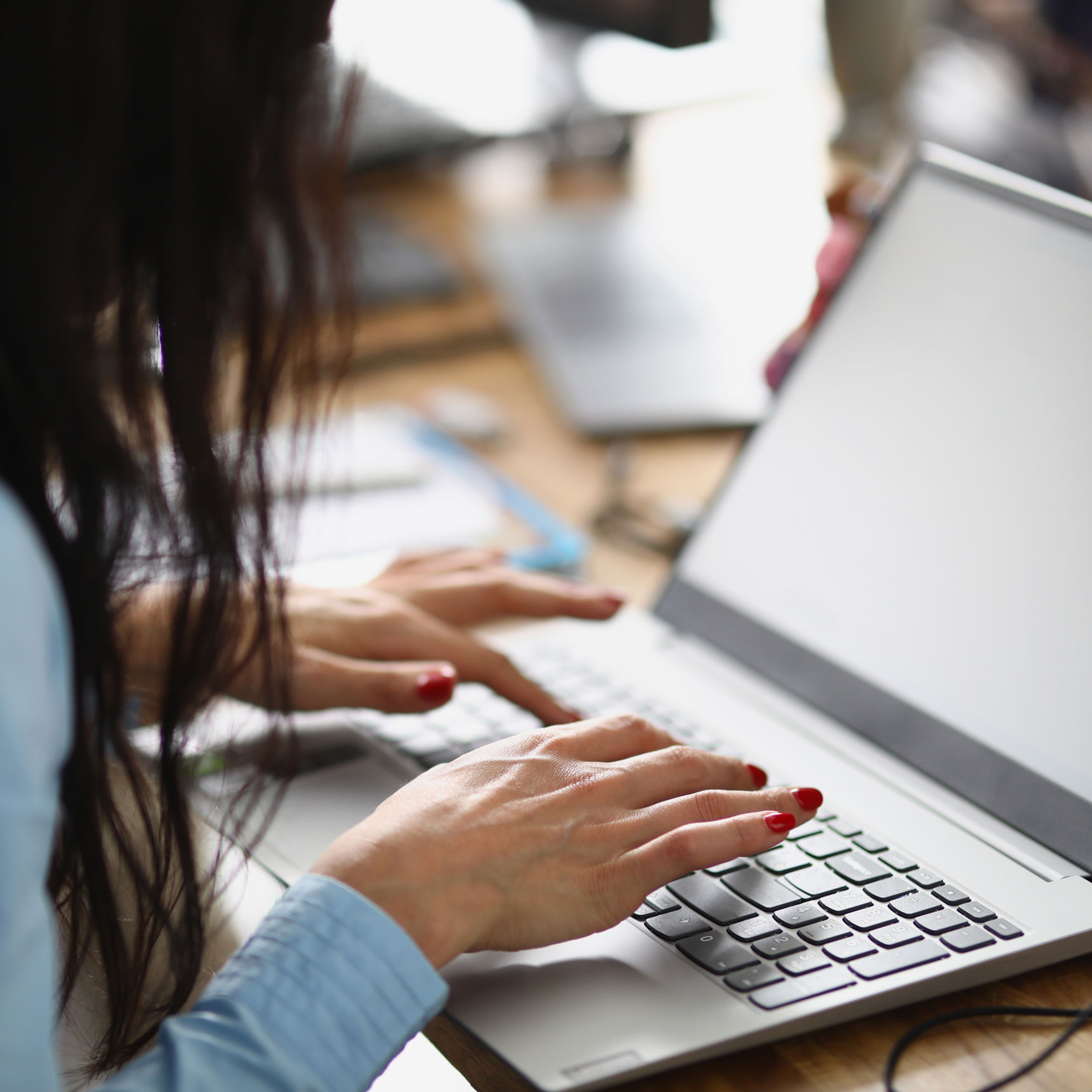 Kvinde der sidder og arbejder ved en PC