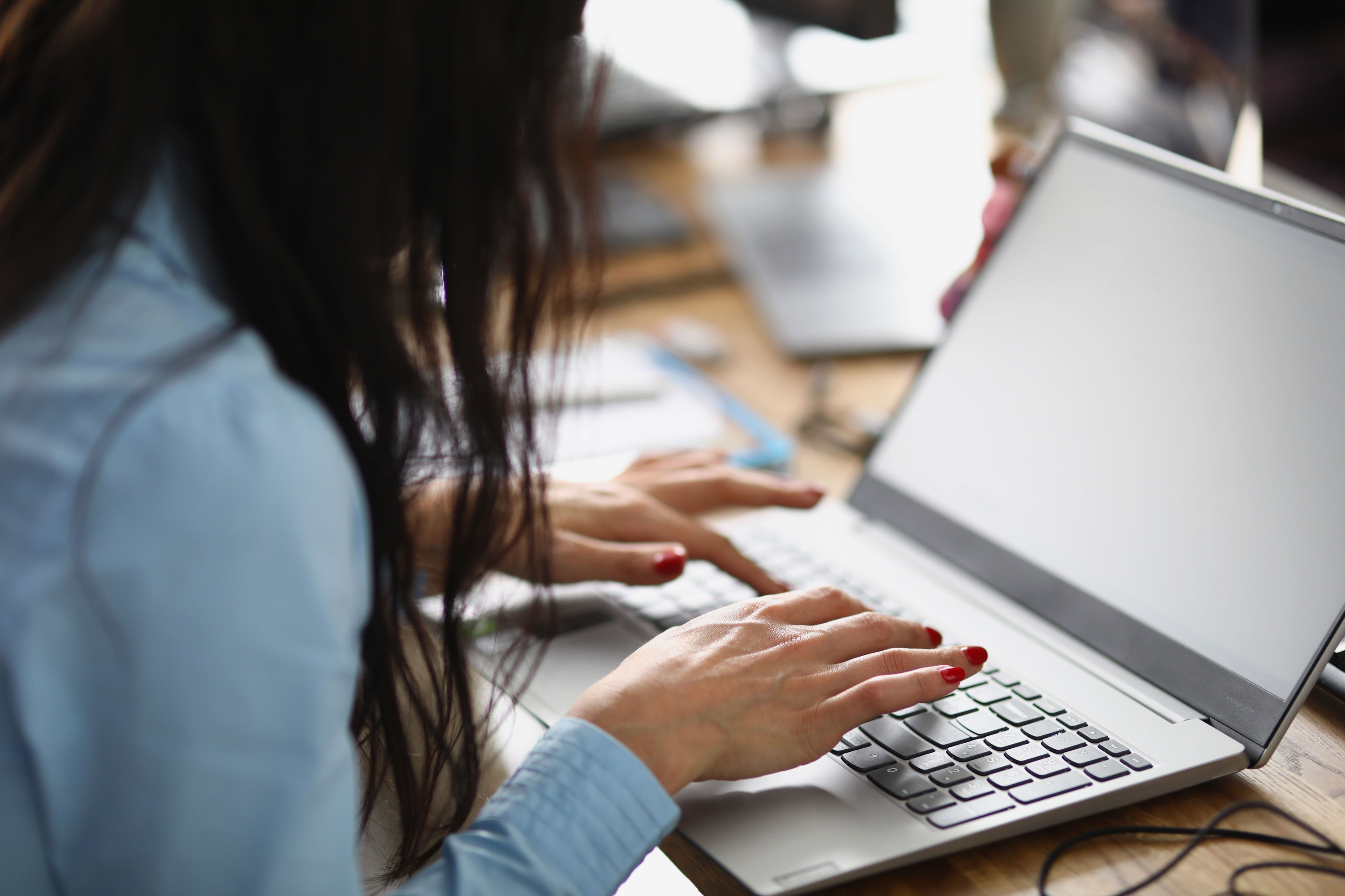 Kvinde der sidder og arbejder ved en PC