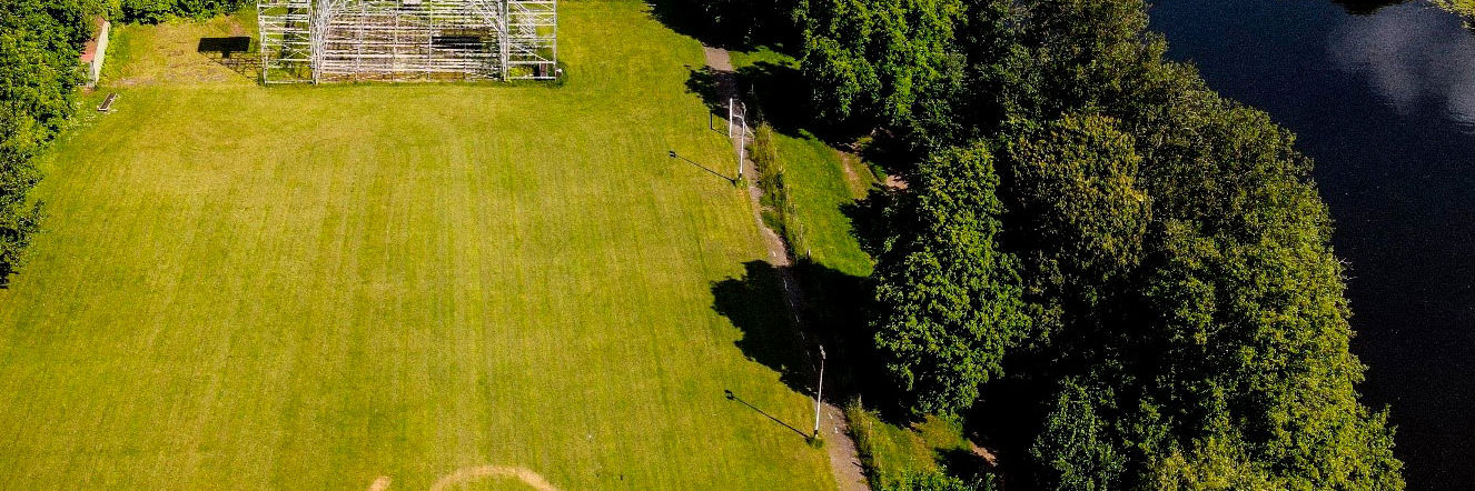 Luftfoto over 'Den Grønne' med en cykel på plænen