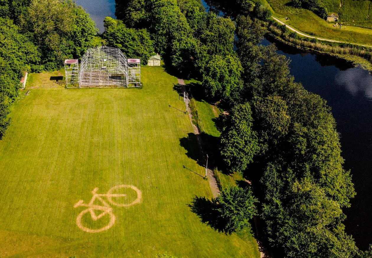 Luftfoto over 'Den Grønne' med en cykel på plænen