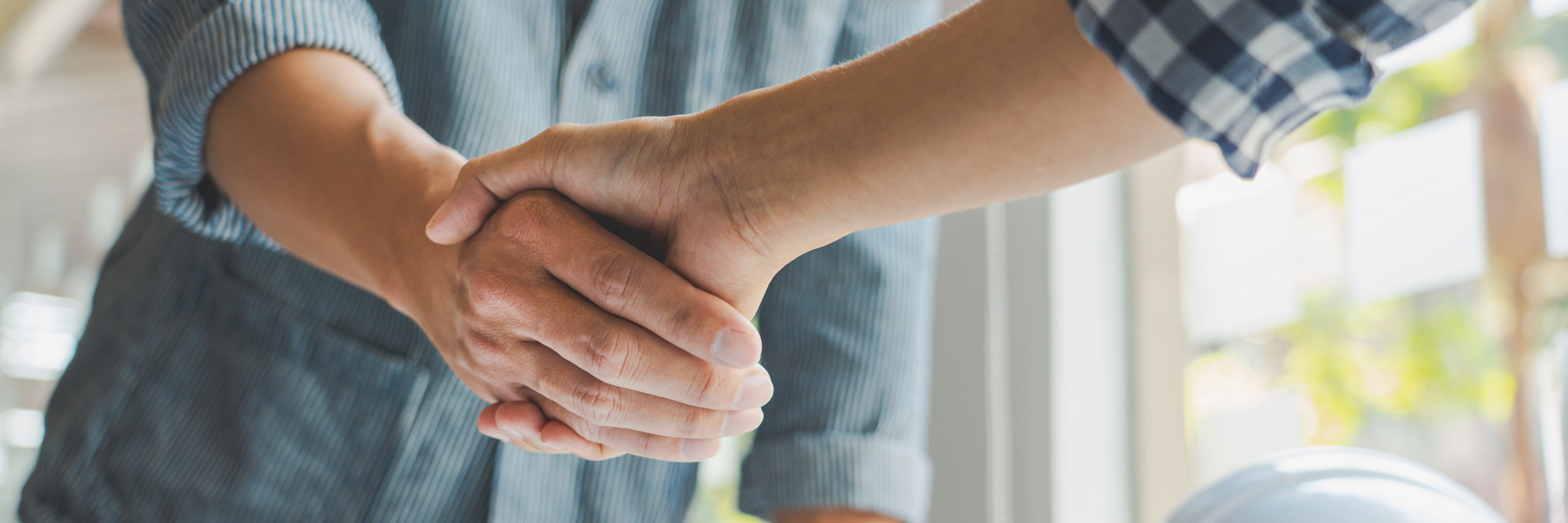 Håndtryk mellem to mænd