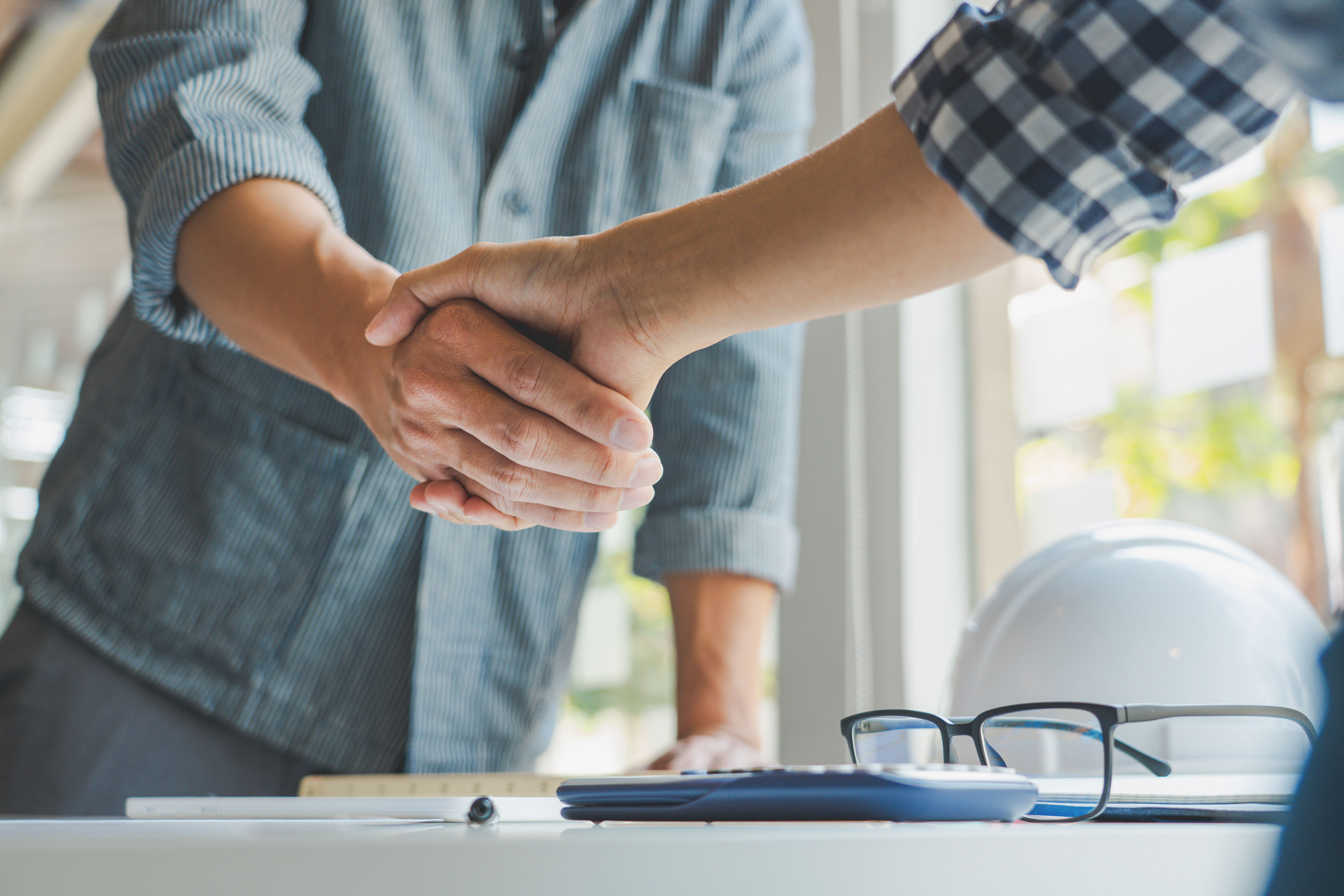 Håndtryk mellem to mænd