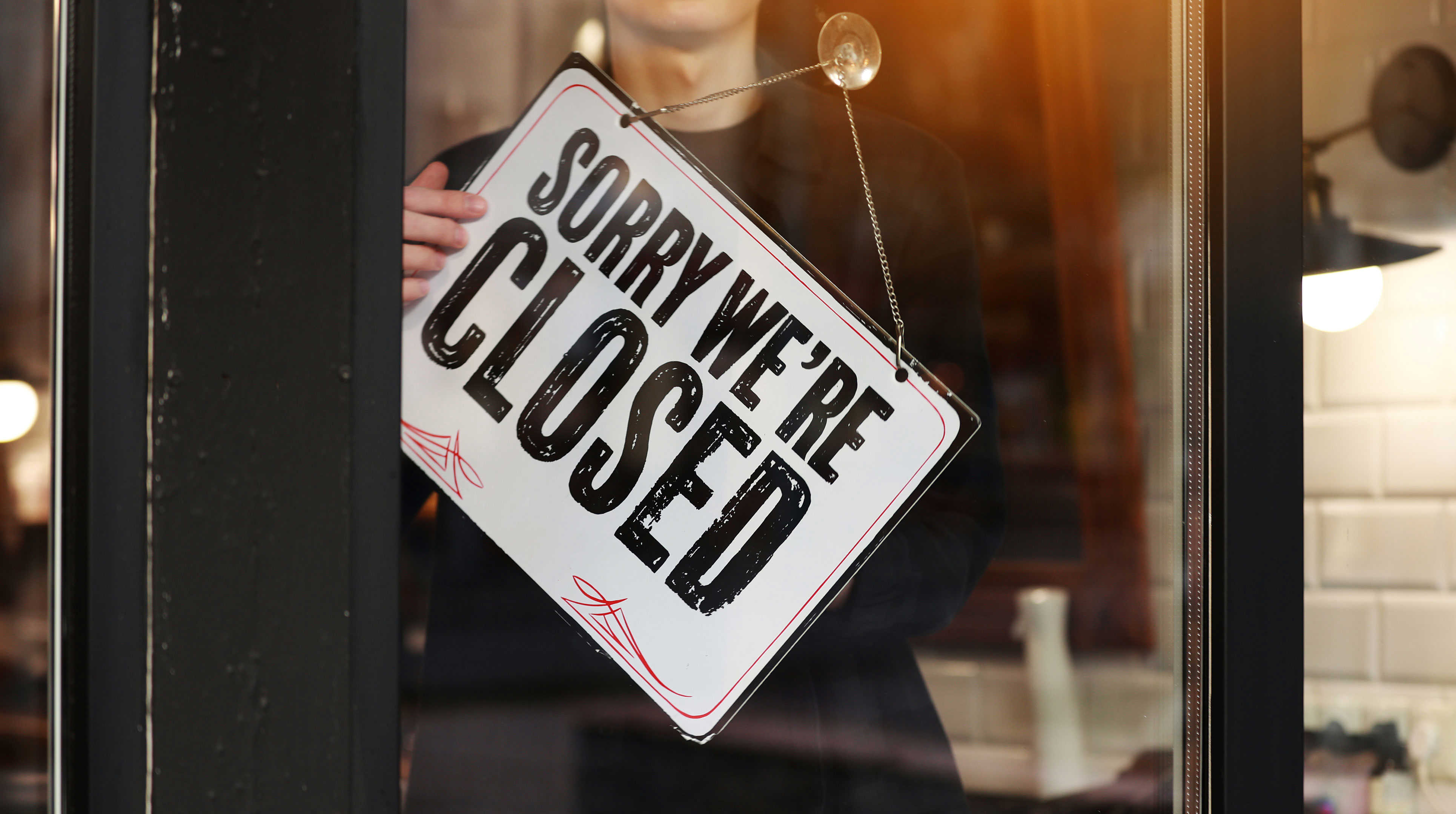 Skilt i døren med ordlyden 'Sorry we're closed'