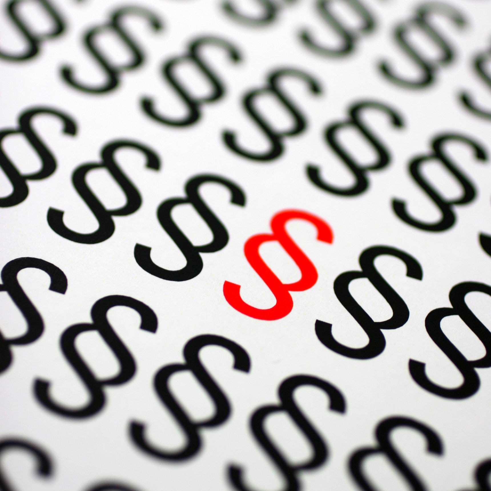 En masse sorte paragraf-tegn og ét rødt