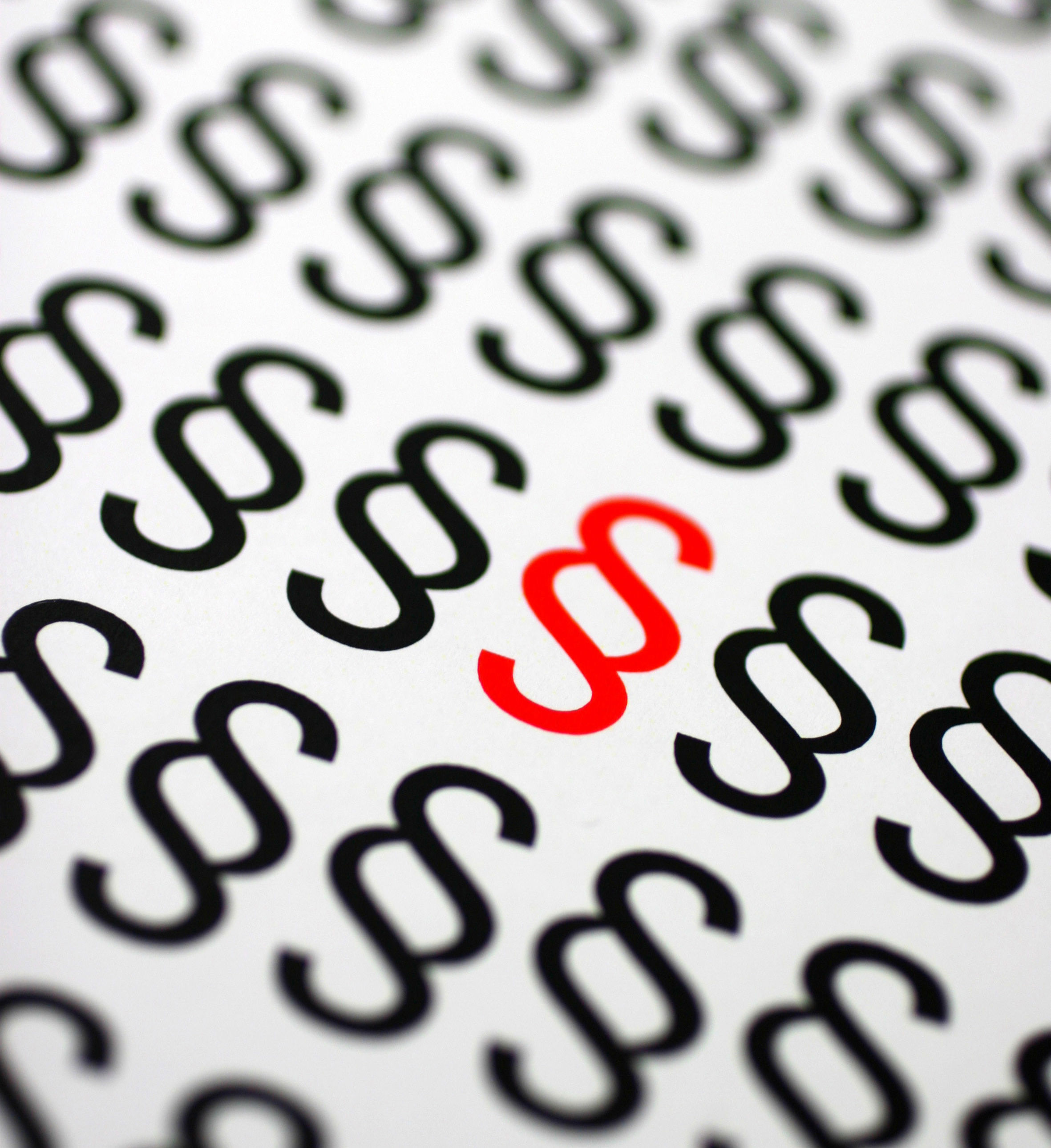 En masse sorte paragraf-tegn og ét rødt