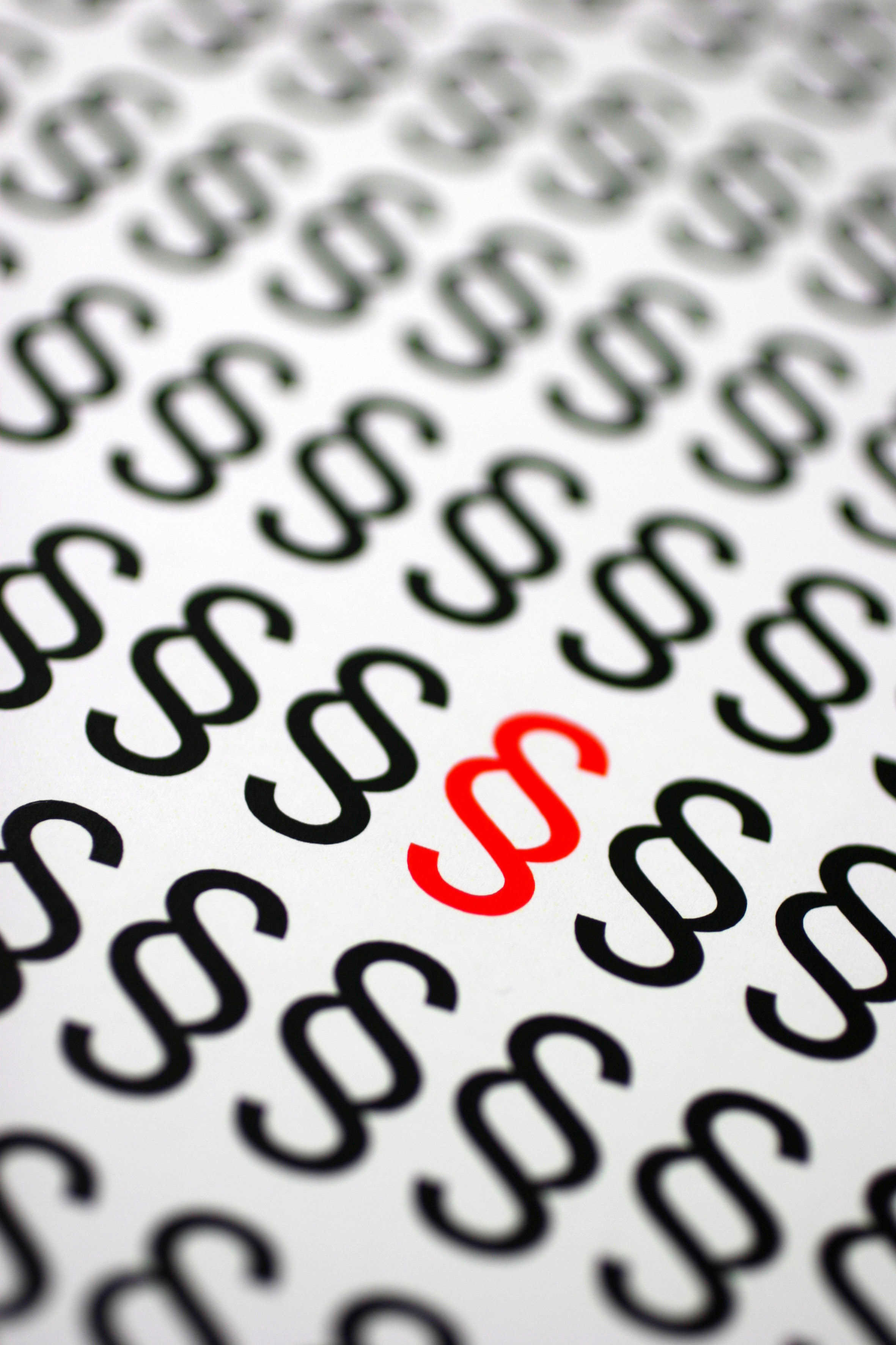 En masse sorte paragraf-tegn og ét rødt