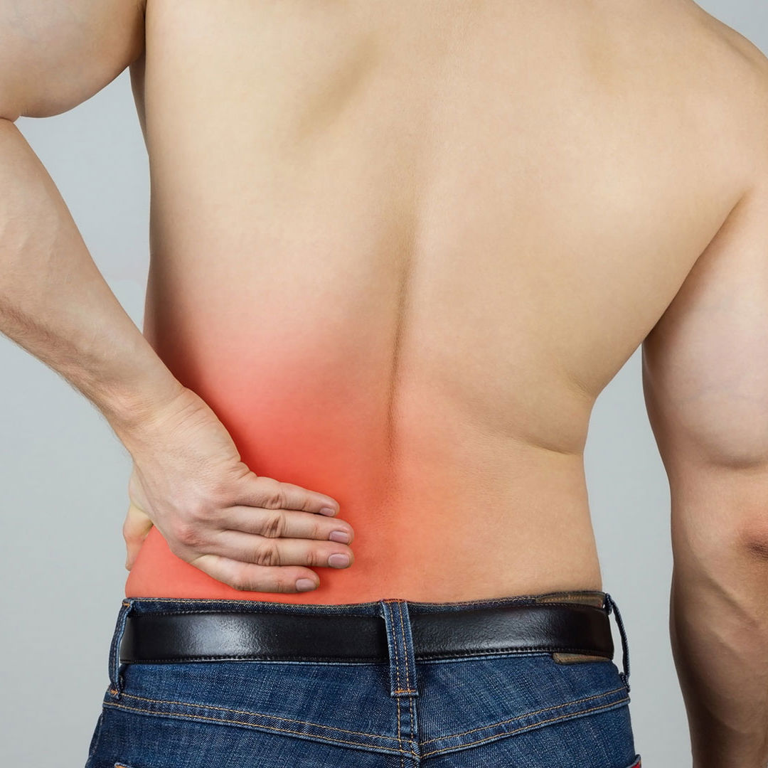 Mand der holder hånden mod lænden, der er markeret med rødt