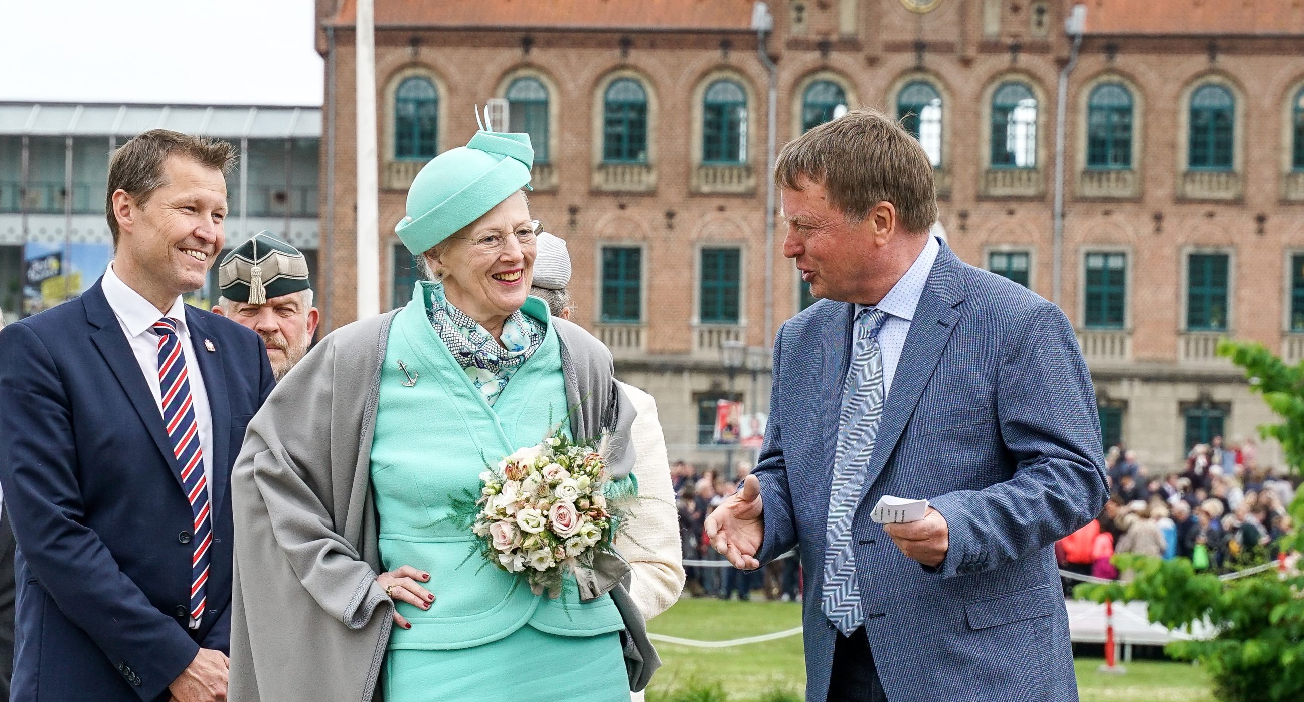 H.M. Dronningen og tidligere museumsdirektør Erland Porsmose samt borgmester Kenneth Muhs under H.M. Dronningens besøg i Nyborg i 2019. Foto: Morten Urban.