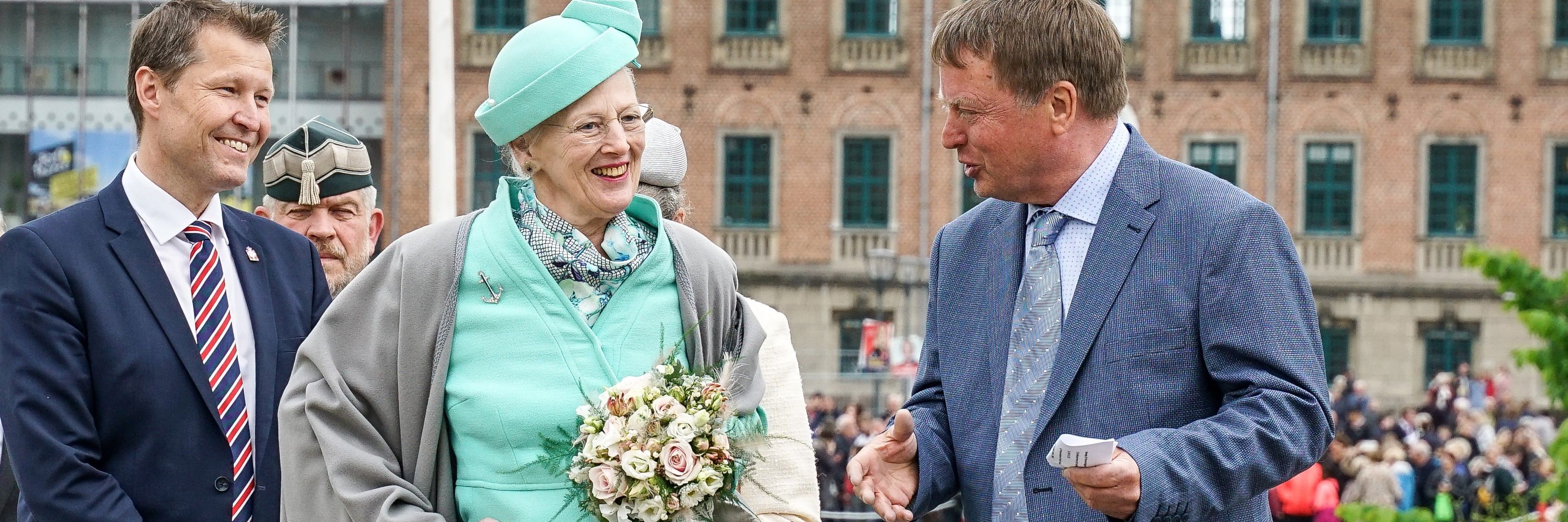H.M. Dronningen og tidligere museumsdirektør Erland Porsmose samt borgmester Kenneth Muhs under H.M. Dronningens besøg i Nyborg i 2019. Foto: Morten Urban.