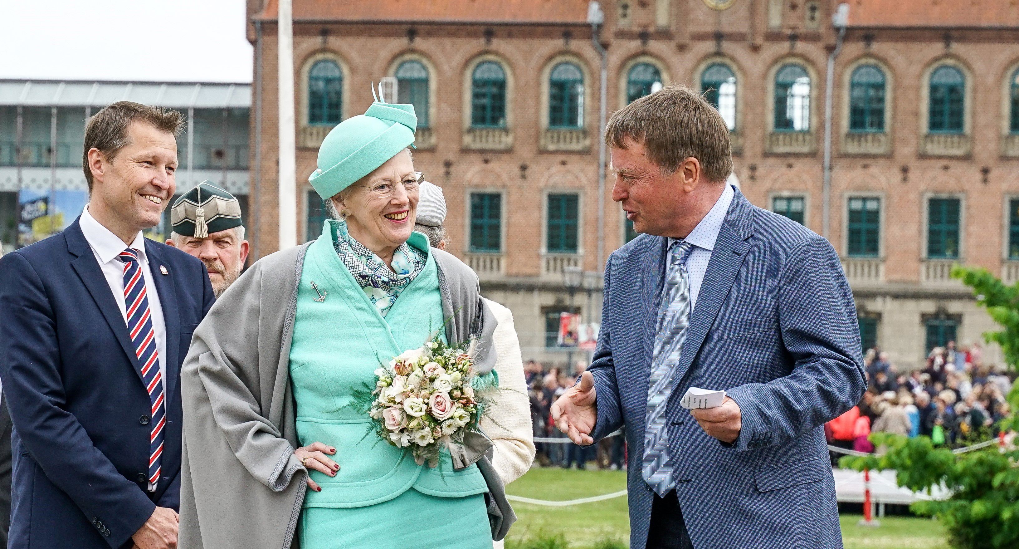 H.M. Dronningen og tidligere museumsdirektør Erland Porsmose samt borgmester Kenneth Muhs under H.M. Dronningens besøg i Nyborg i 2019. Foto: Morten Urban.