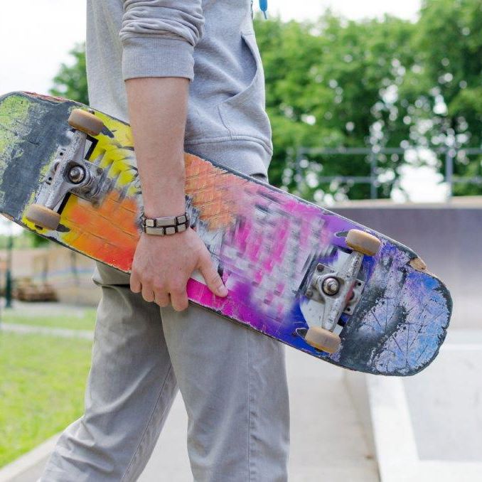 Dreng med skateboard i hånden