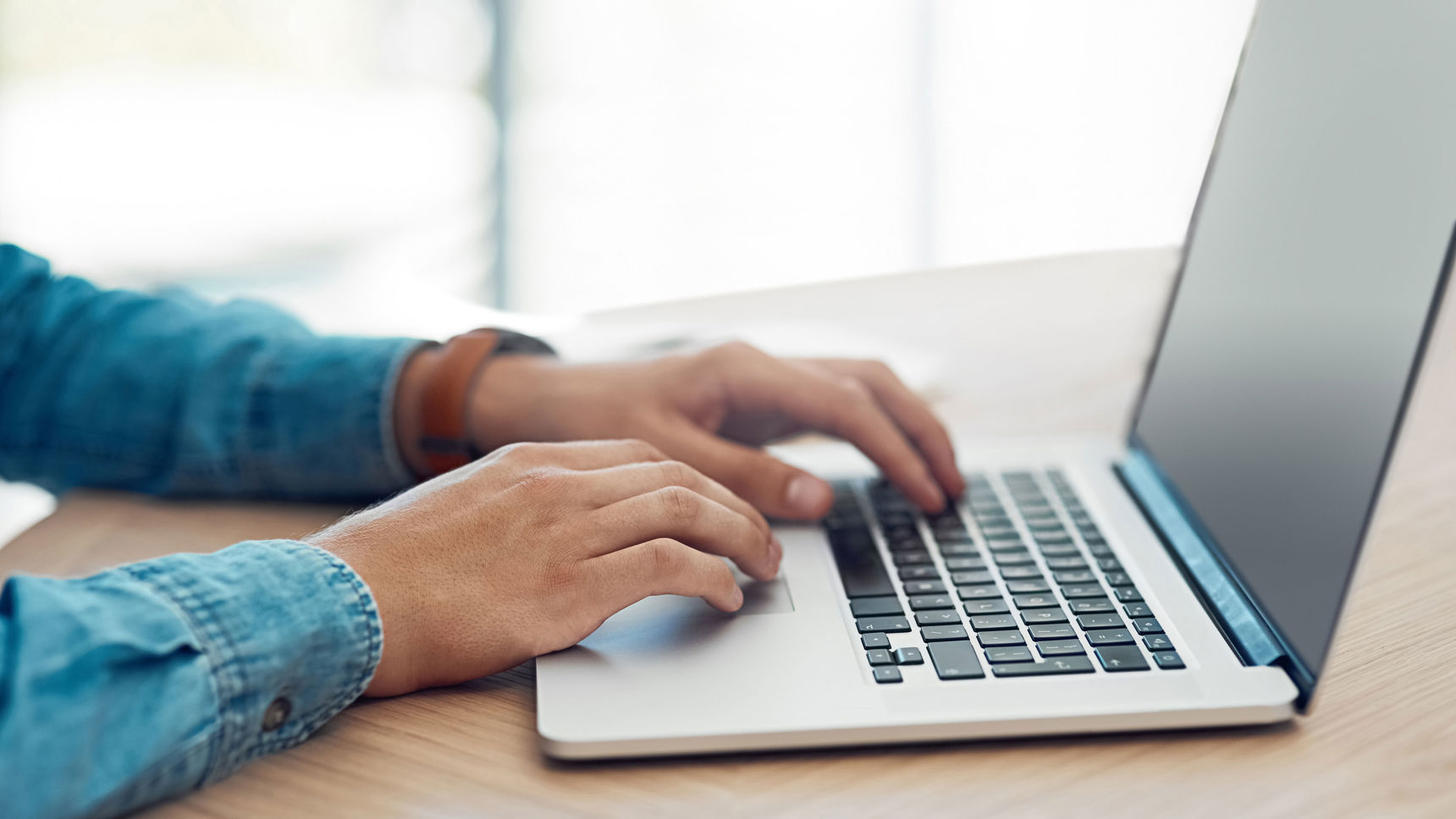 Hænder der arbejder ved en PC