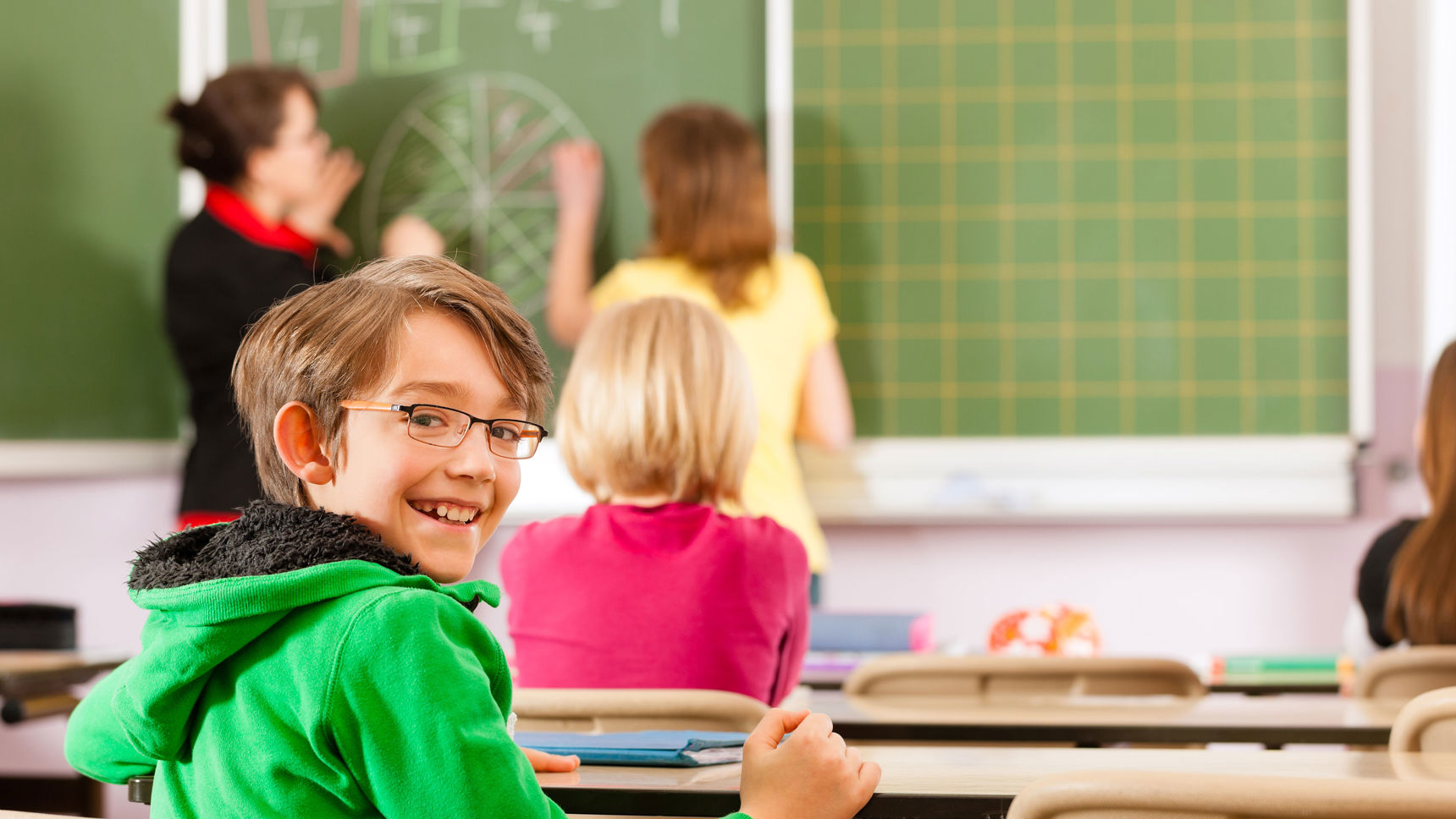 En smilende skoleelev i en skoleklasse