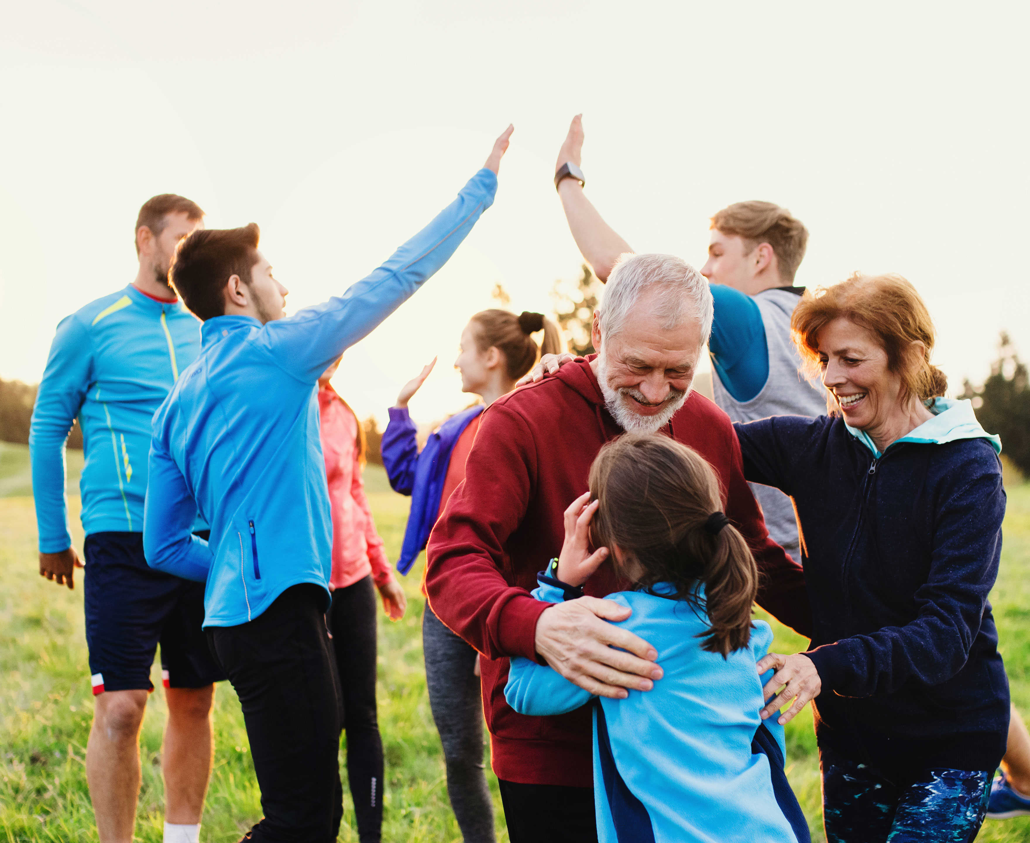 Familie i alle aldre hygger med motion i naturen