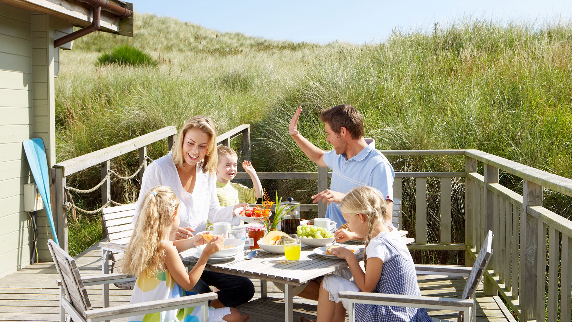 Familie der spiser udendørs i deres sommerferie