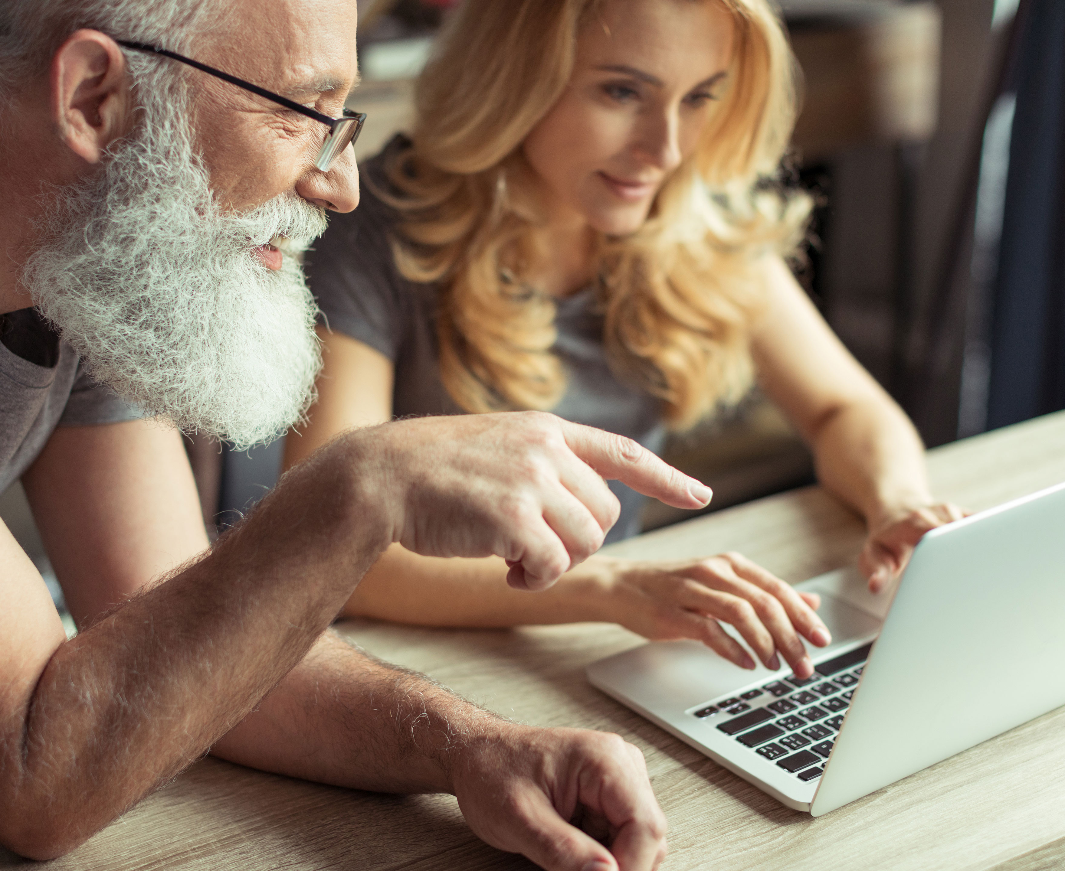 To personer foran en PC