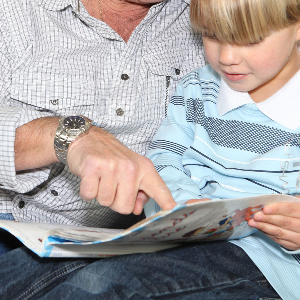 Dreng der får hjælp til læsningen