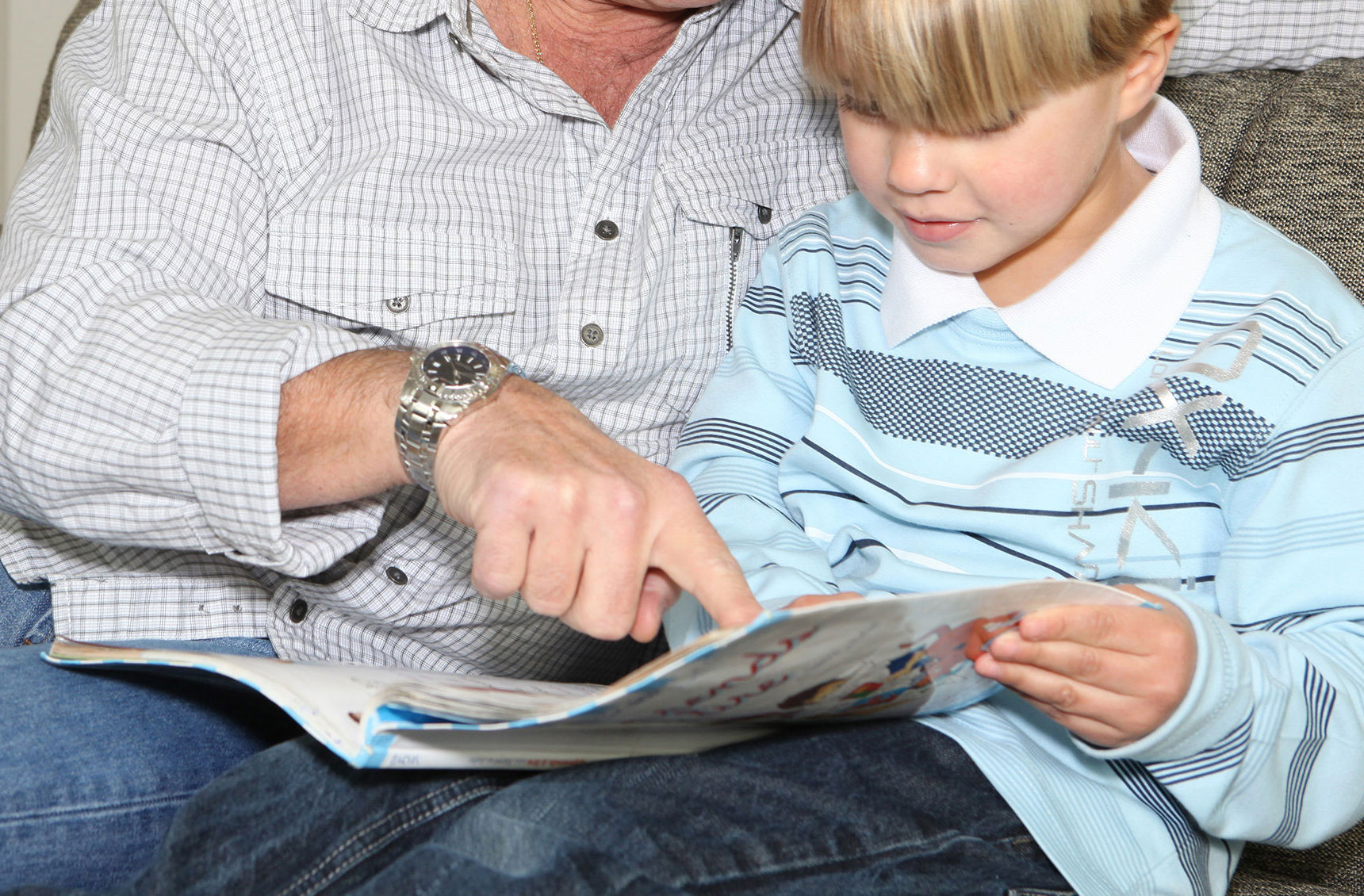 Dreng der får hjælp til læsningen