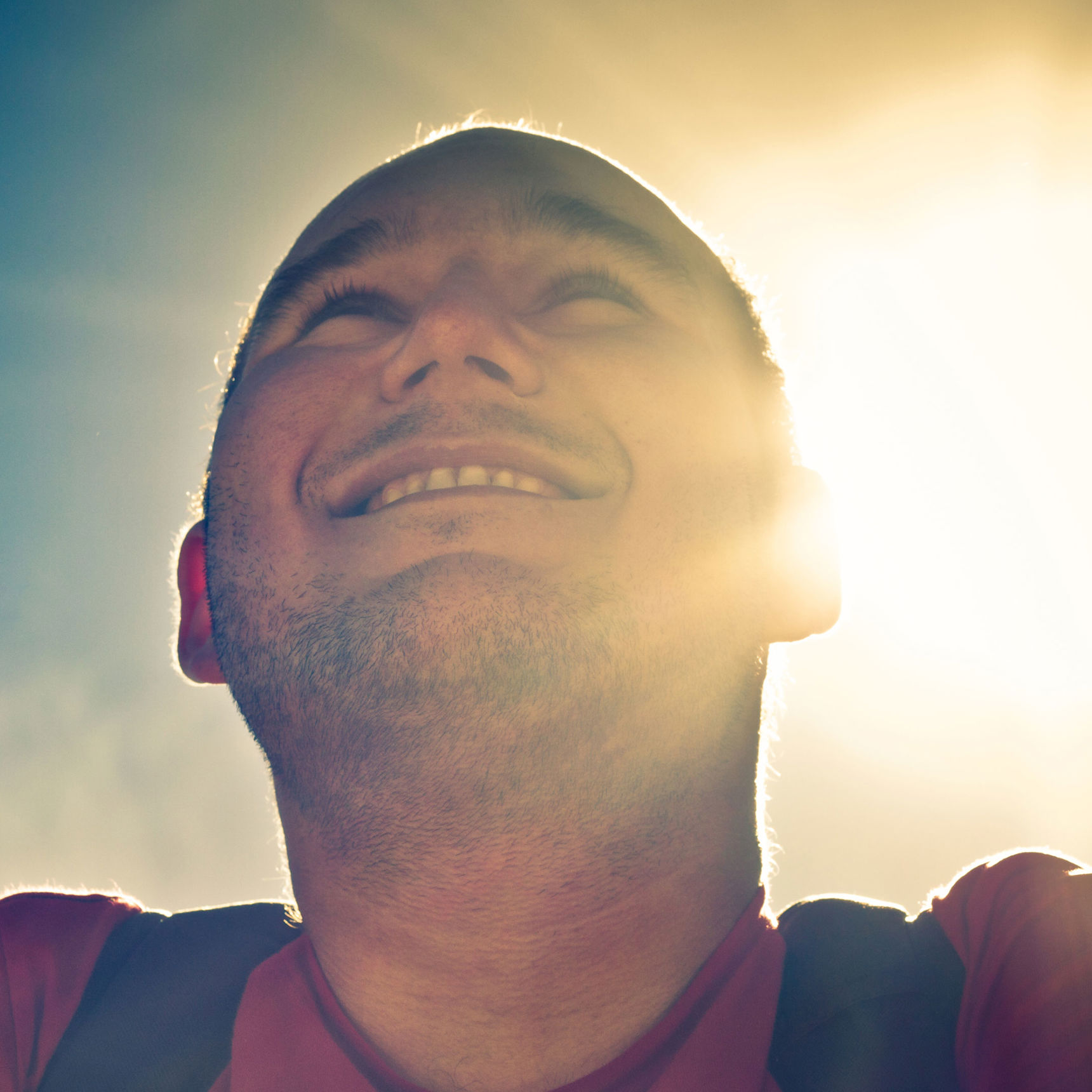 En mand med rygsæk og sol i nakken