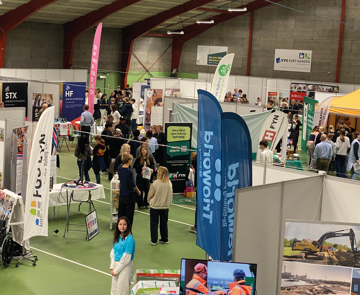 Billede af unge mennesker til uddannelsesmessen 2025