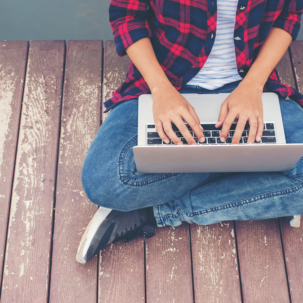 En person med en PC i skødet