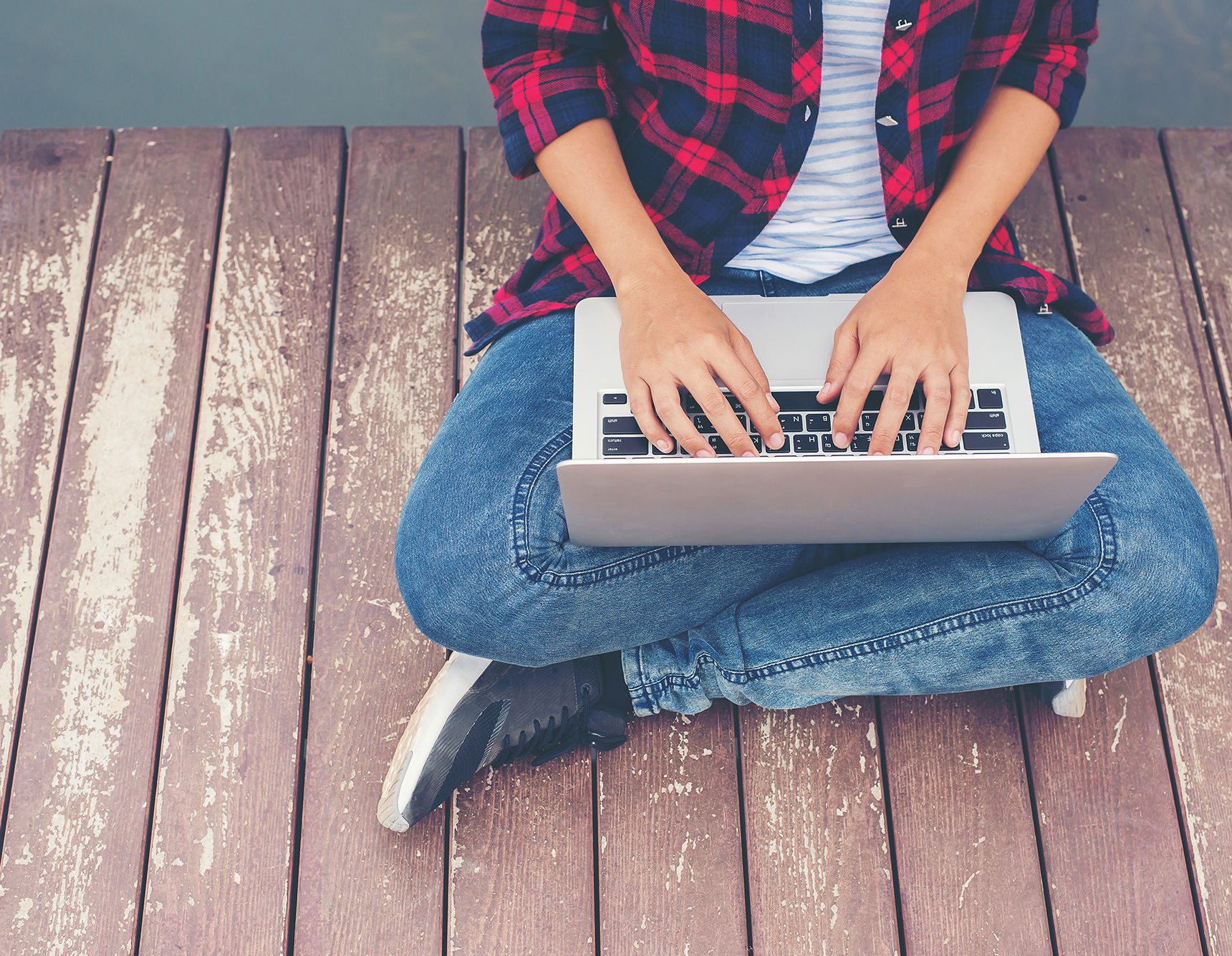 En person med en PC i skødet