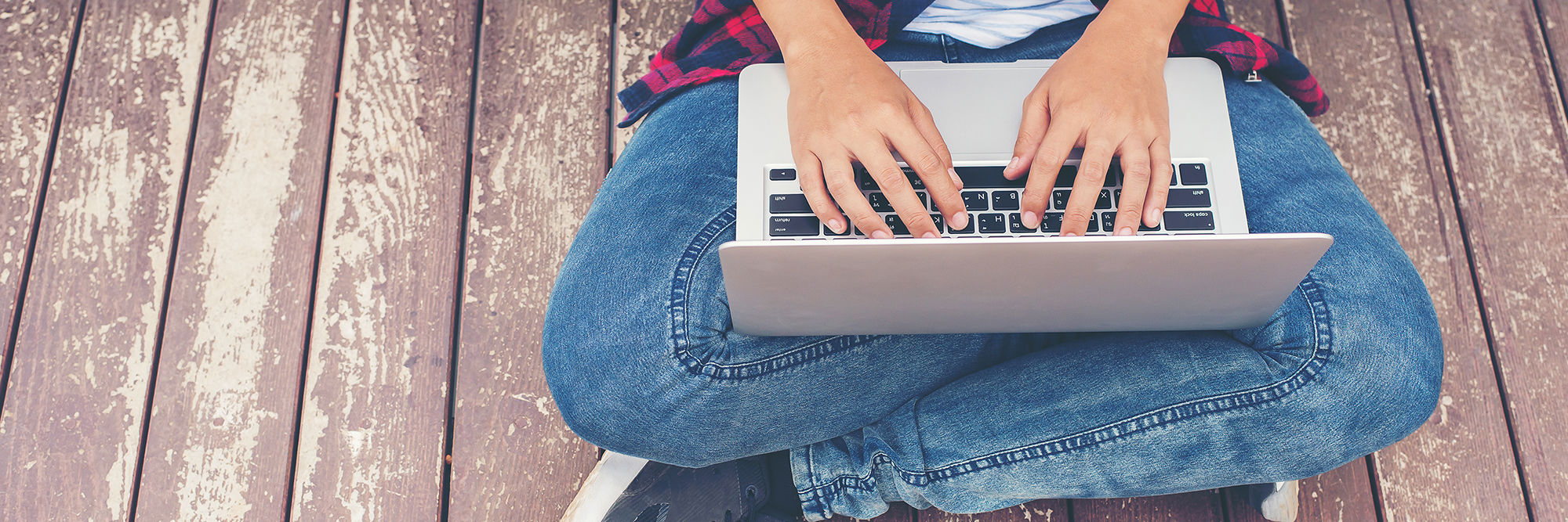 En person med en PC i skødet