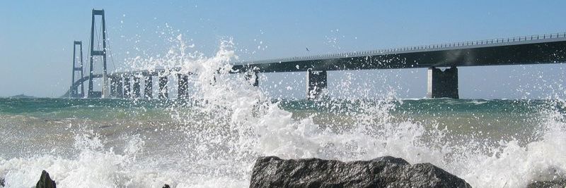 Storebæltsbroen med havet i oprør