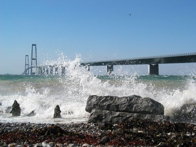 Storebæltsbroen med havet i oprør