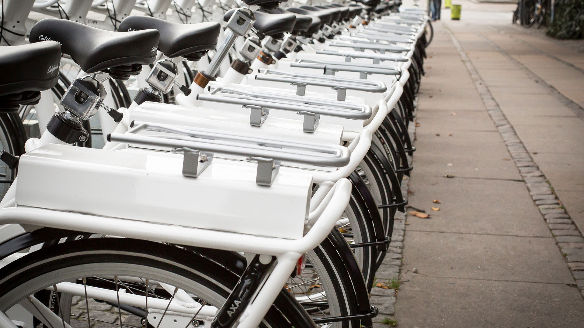 Mange el-cykler på række