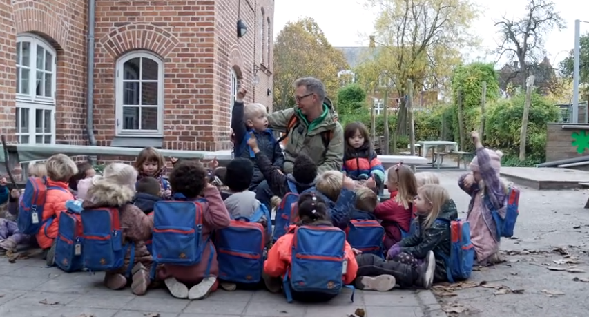 Børnehavebørn i flok udendørs