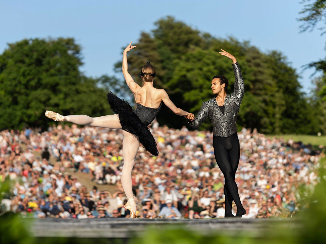 Kongelig somerballet under åben himmel