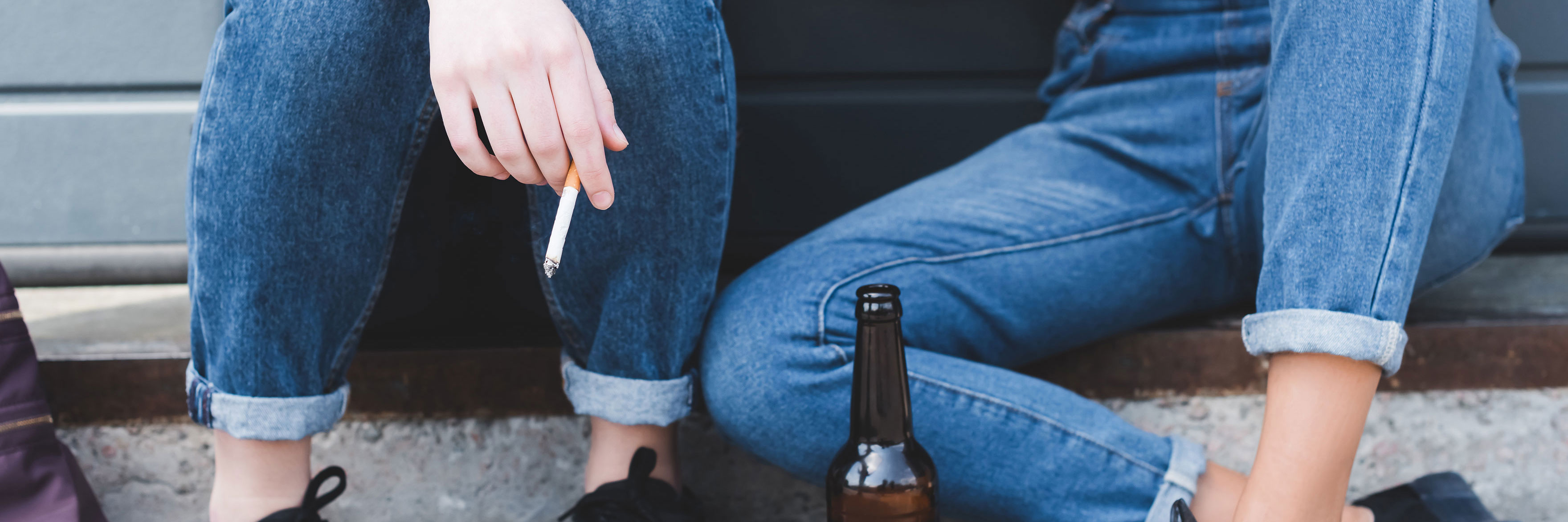 Unge med cigaretter og flasker