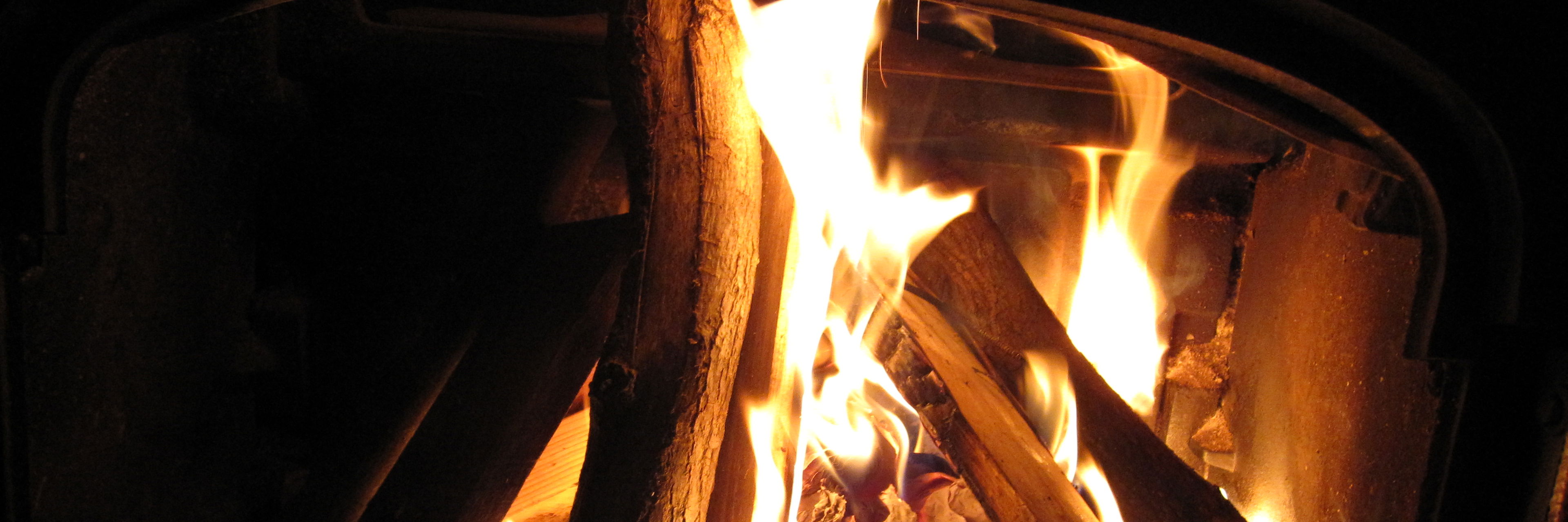 Ild i en brændeovn