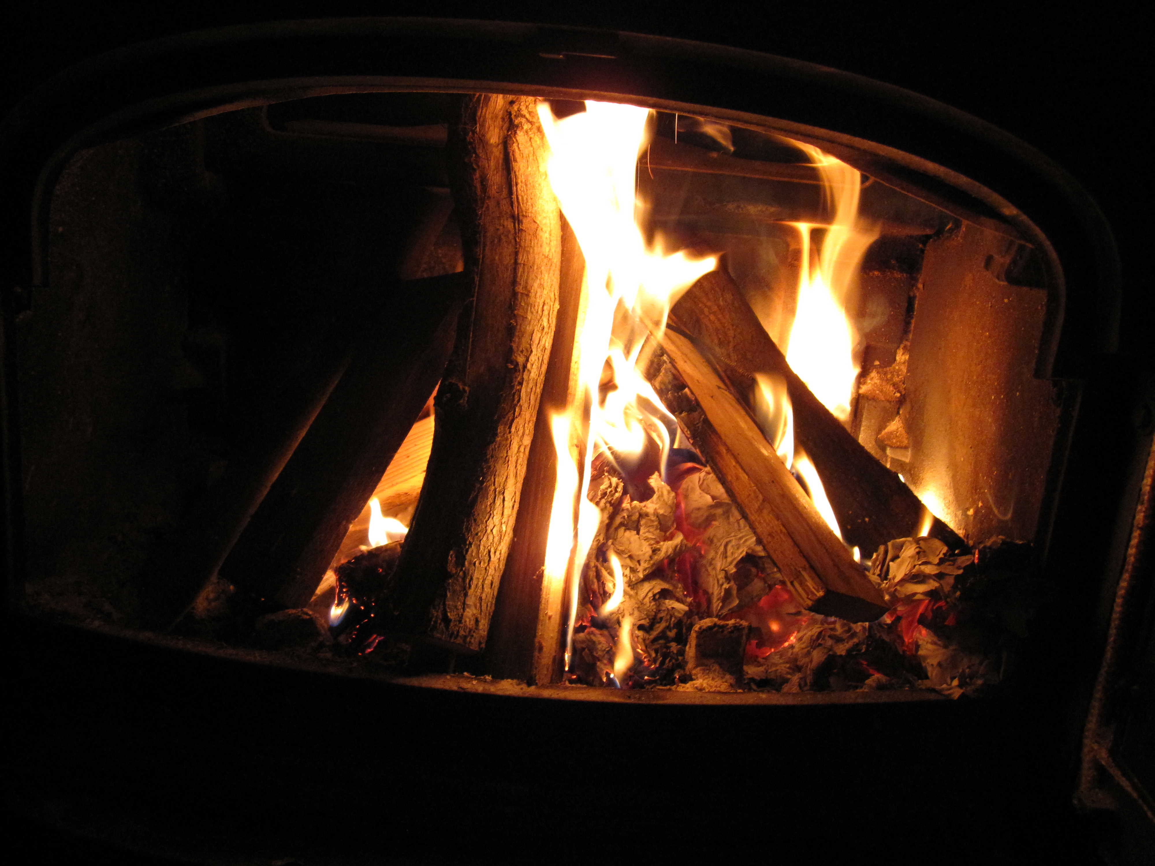 Ild i en brændeovn