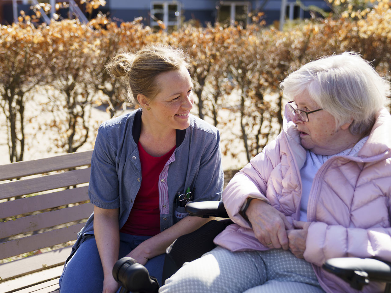 Plejer sidder med ældre