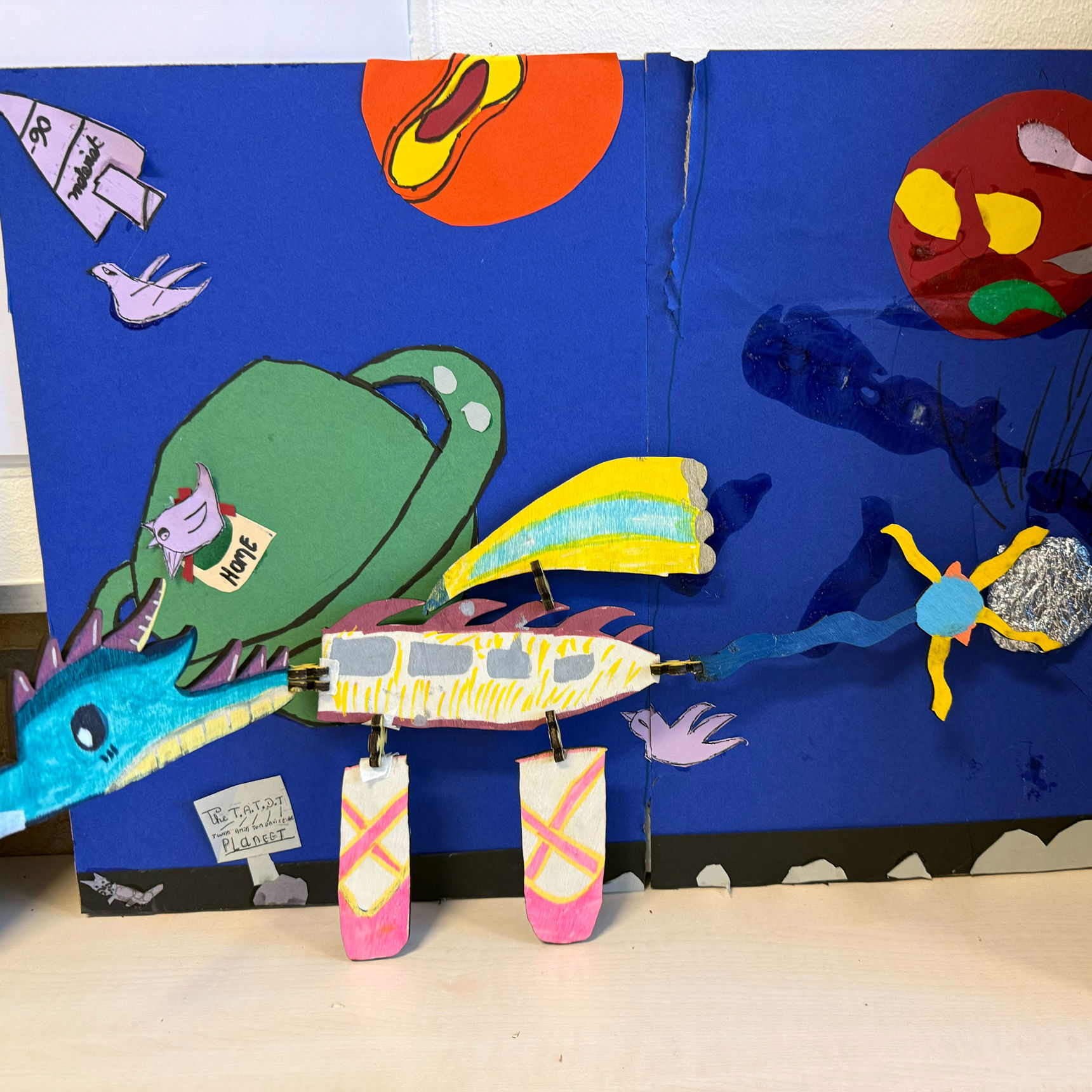 Planche med lasercuttede rumvæsner