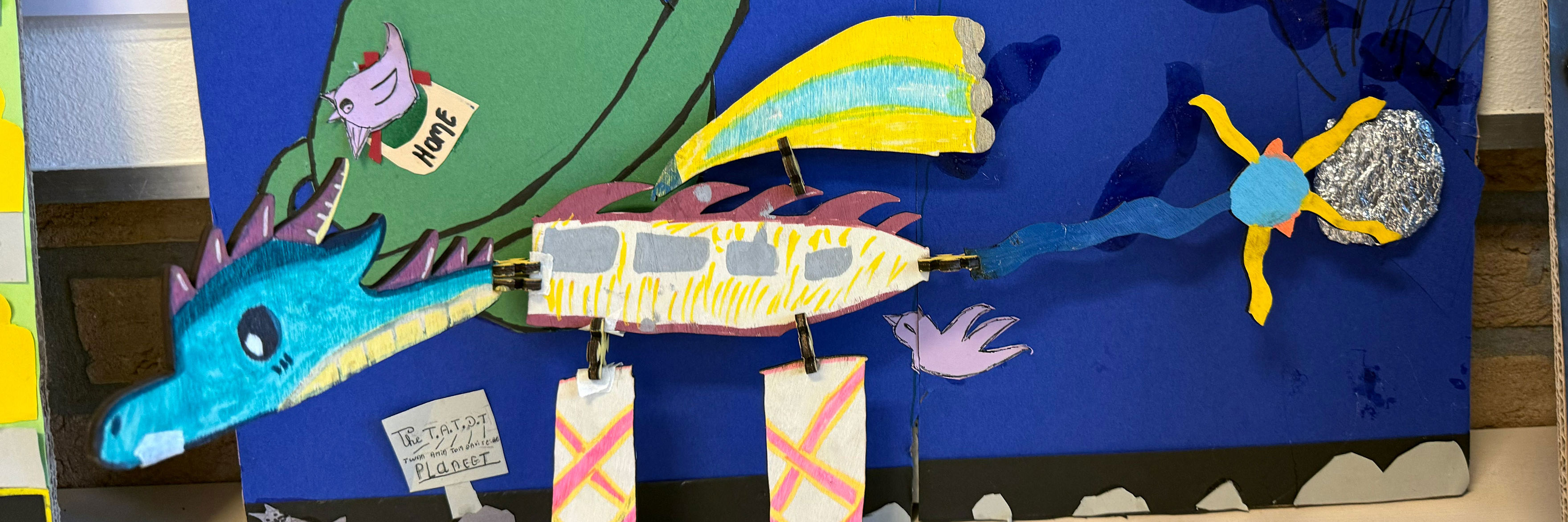 Planche med lasercuttede rumvæsner