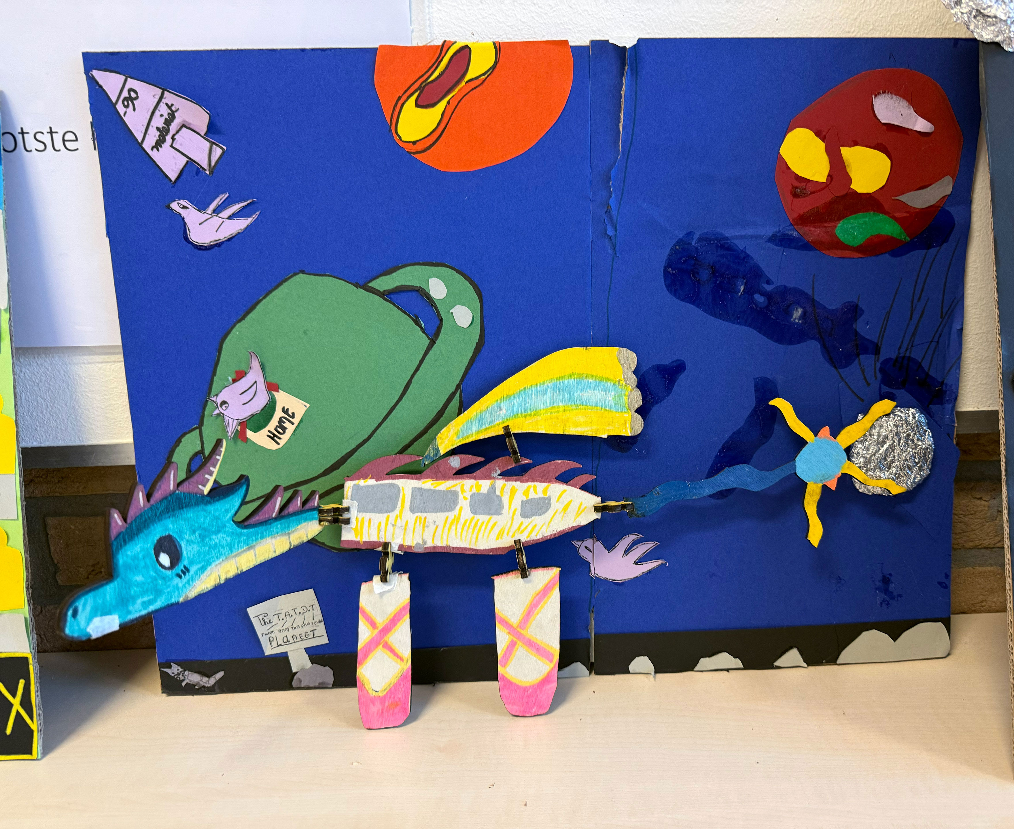 Planche med lasercuttede rumvæsner