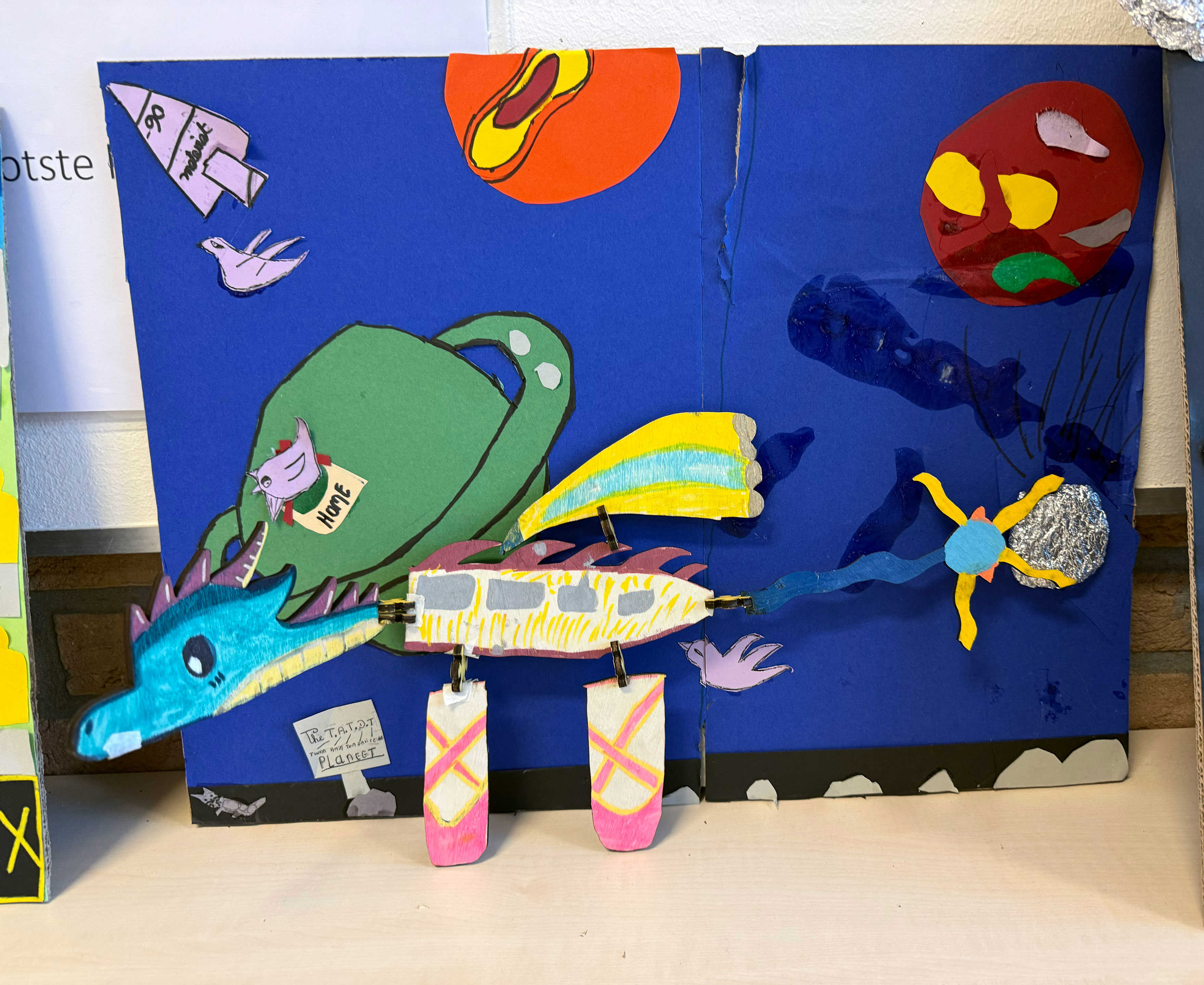 Planche med lasercuttede rumvæsner