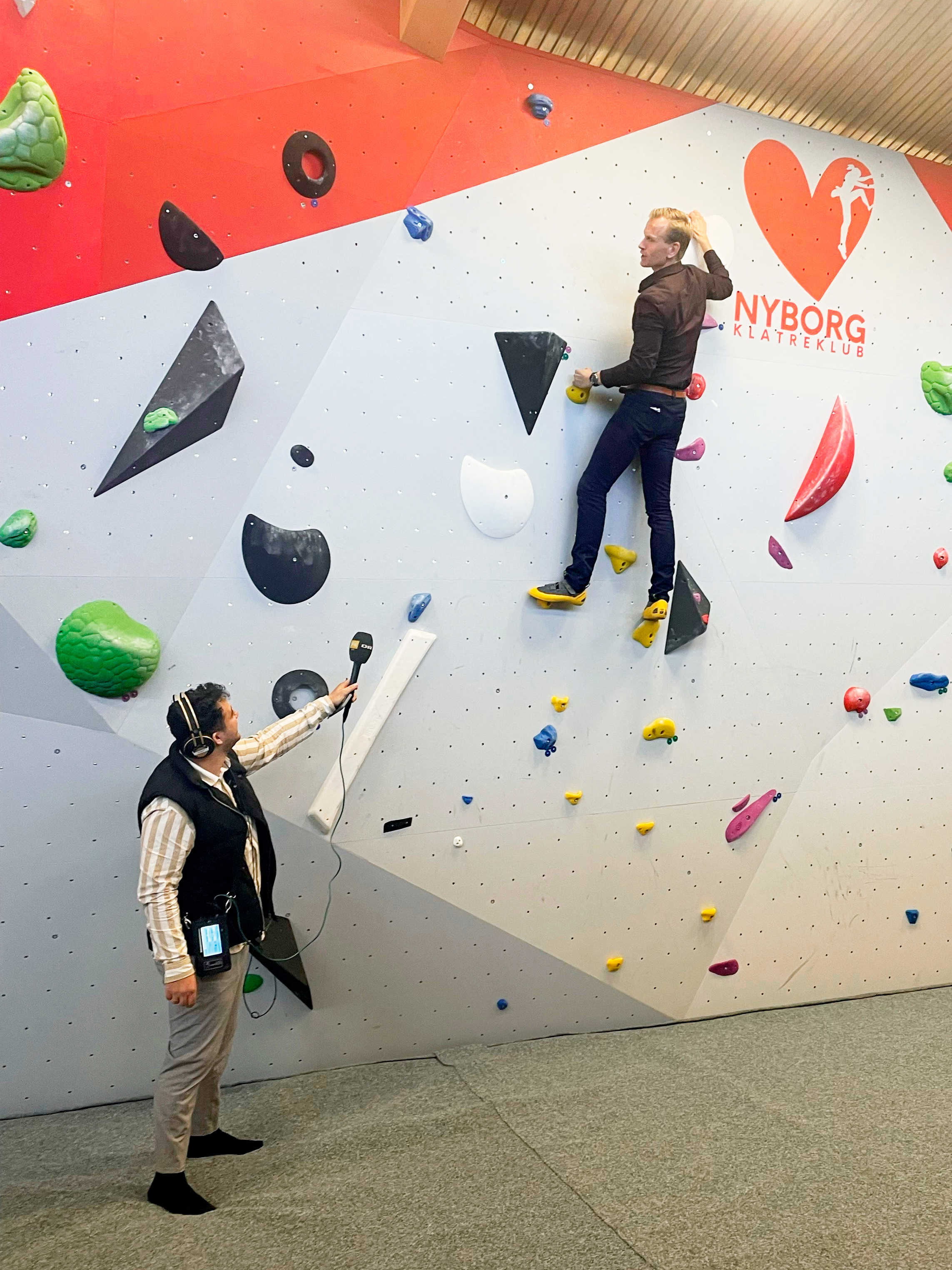 Henrik Stokholm og journalist ved klatrevæg // Foto: Nyborg Kommune
