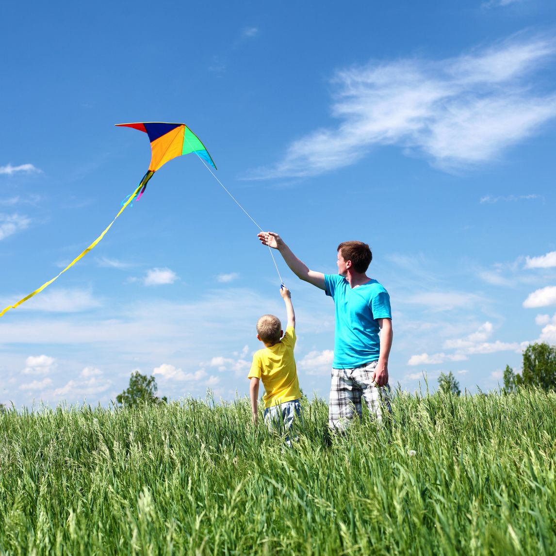 To personer der leger med en drage