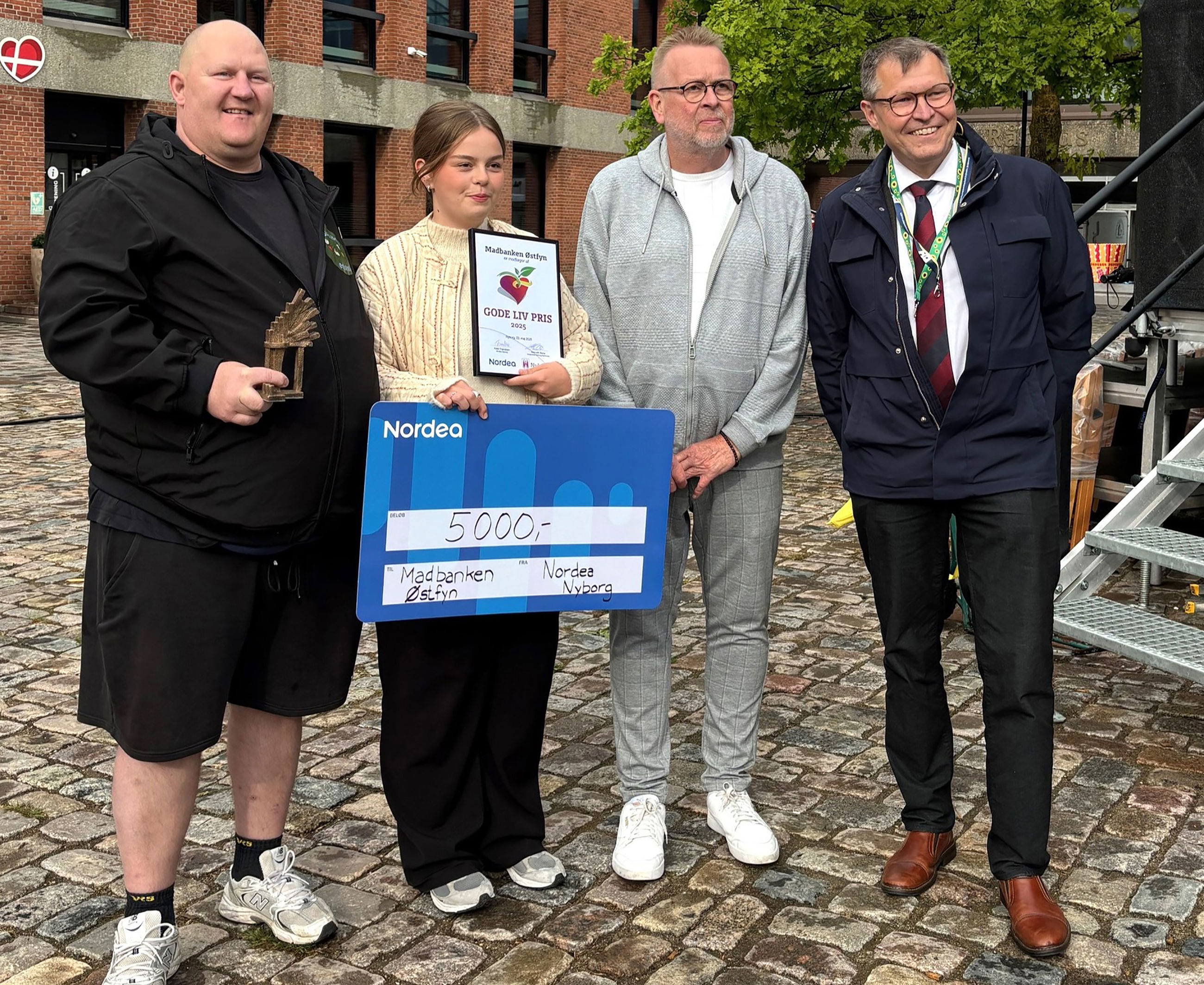 Repræsentanter fra Madbanken Østfyn og borgmester Kenneth Muhs