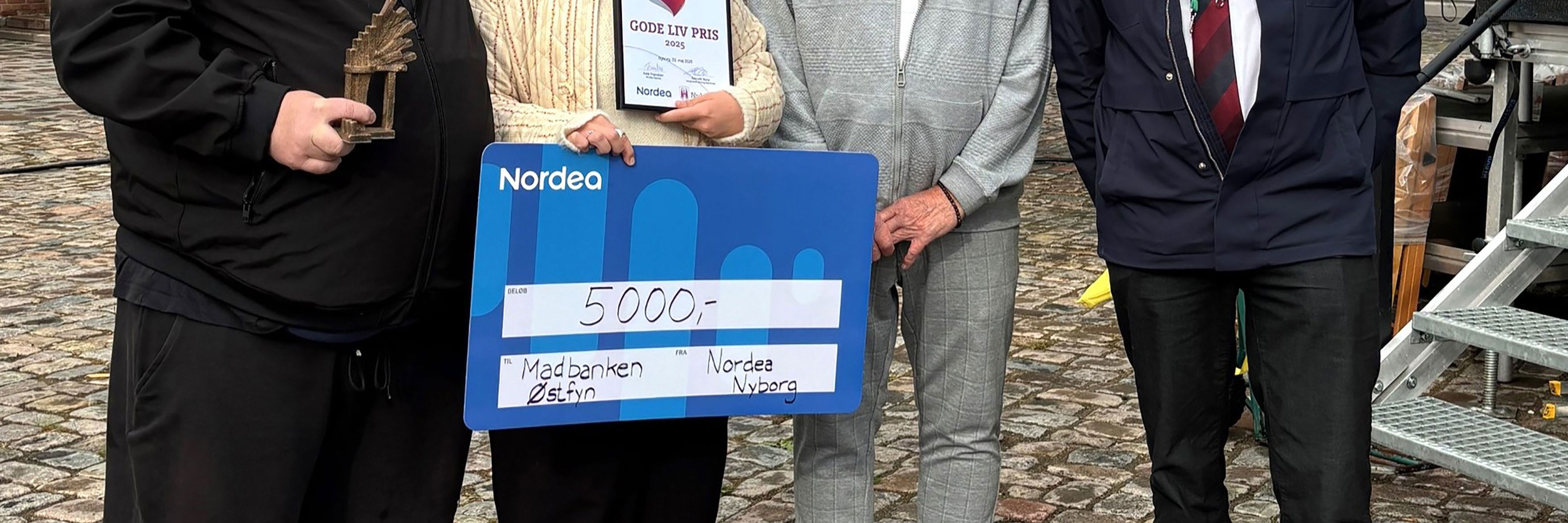 Repræsentanter fra Madbanken Østfyn og borgmester Kenneth Muhs