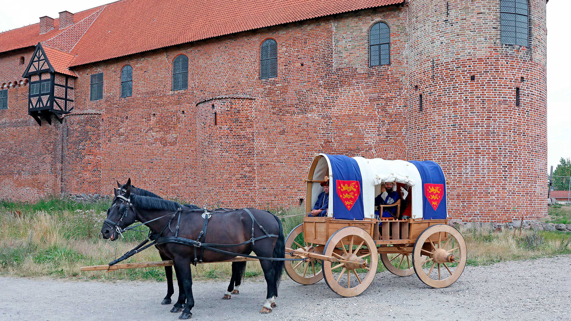 Fruervognen med kaleche og bannere fra dragtlauget i 2022